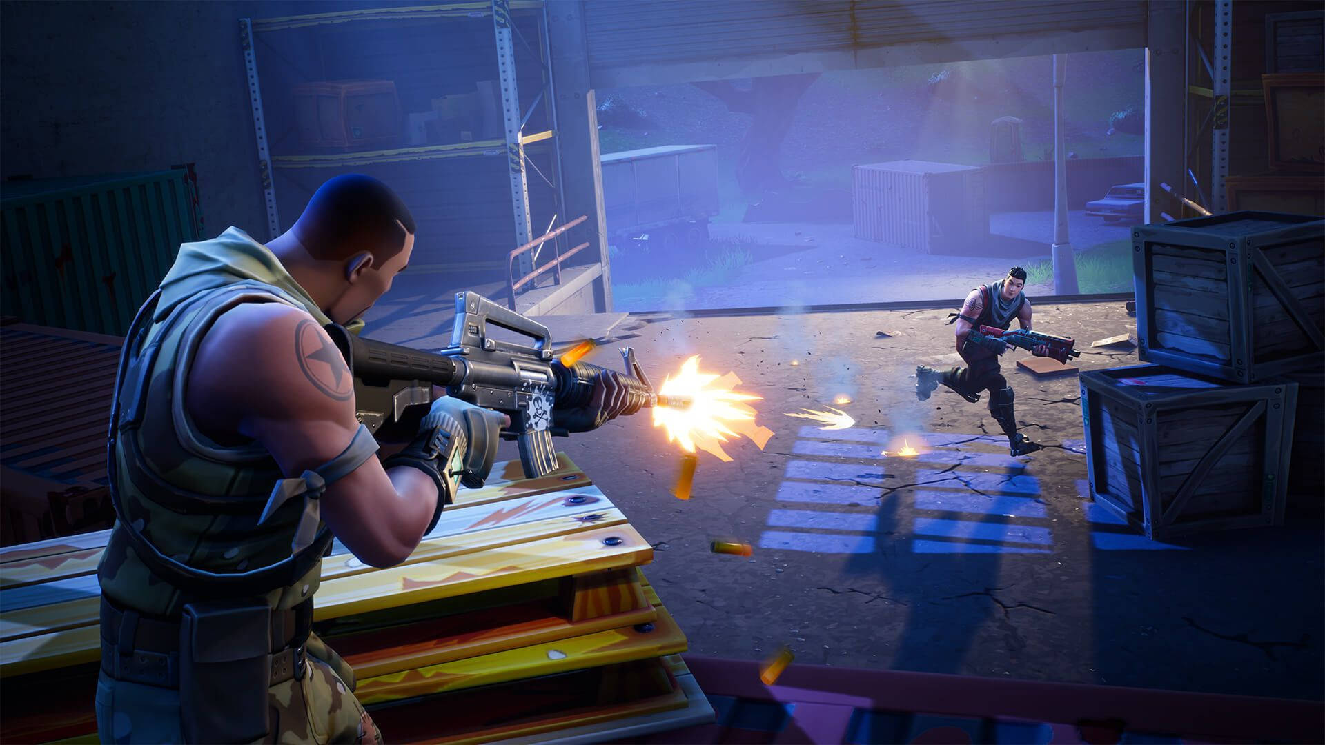 《Fortnite 競技場》倉庫射擊戰 壁紙 — 兩名《要塞英雄》玩家在倉庫內激烈戰鬥，槍火和火花四濺。