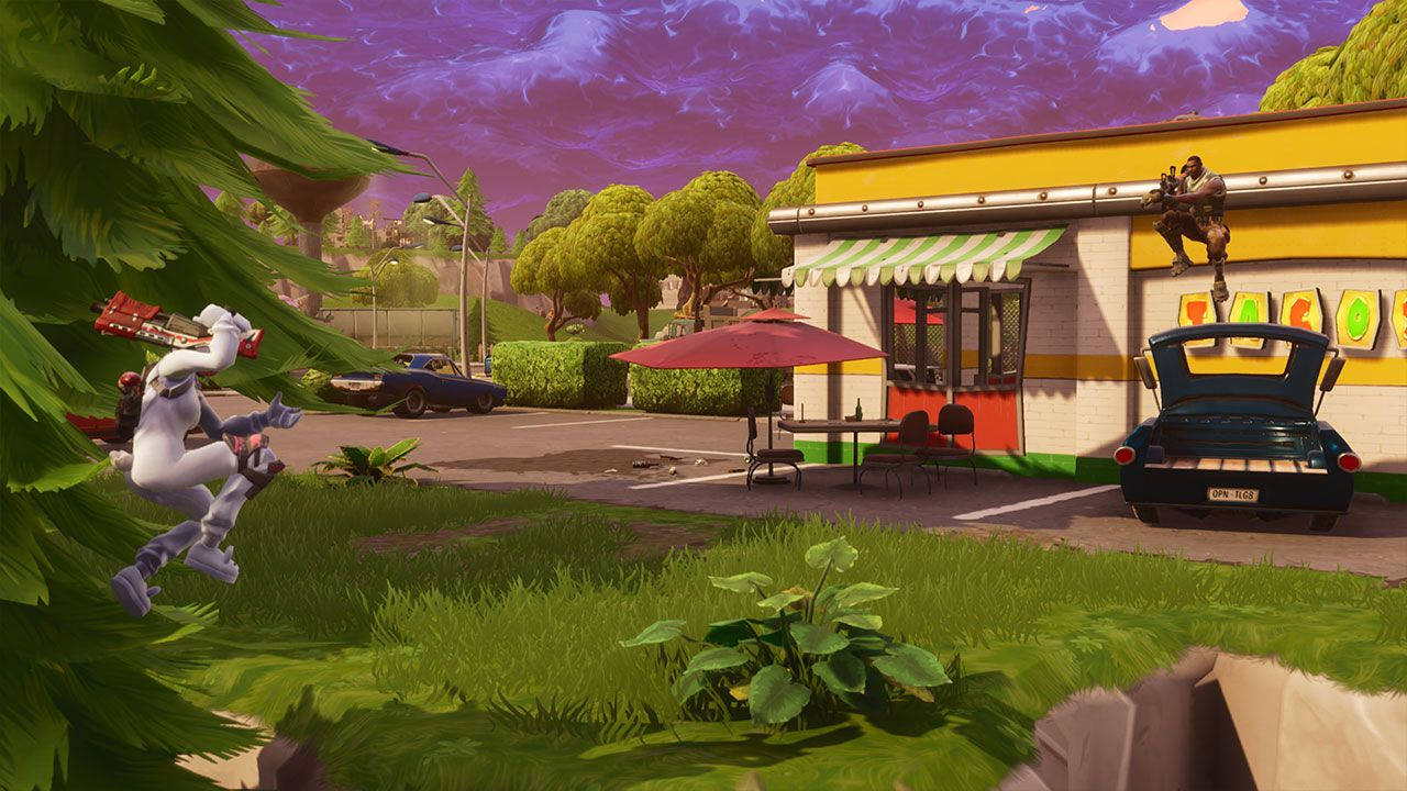 《Fortnite 競技場》快餐連鎖店戰鬥 壁紙 — 一隻卡通風格的白兔手持紅色武器，從樹葉中跳出，附近有一間復古餐廳，上方是旋轉的紫色天空。