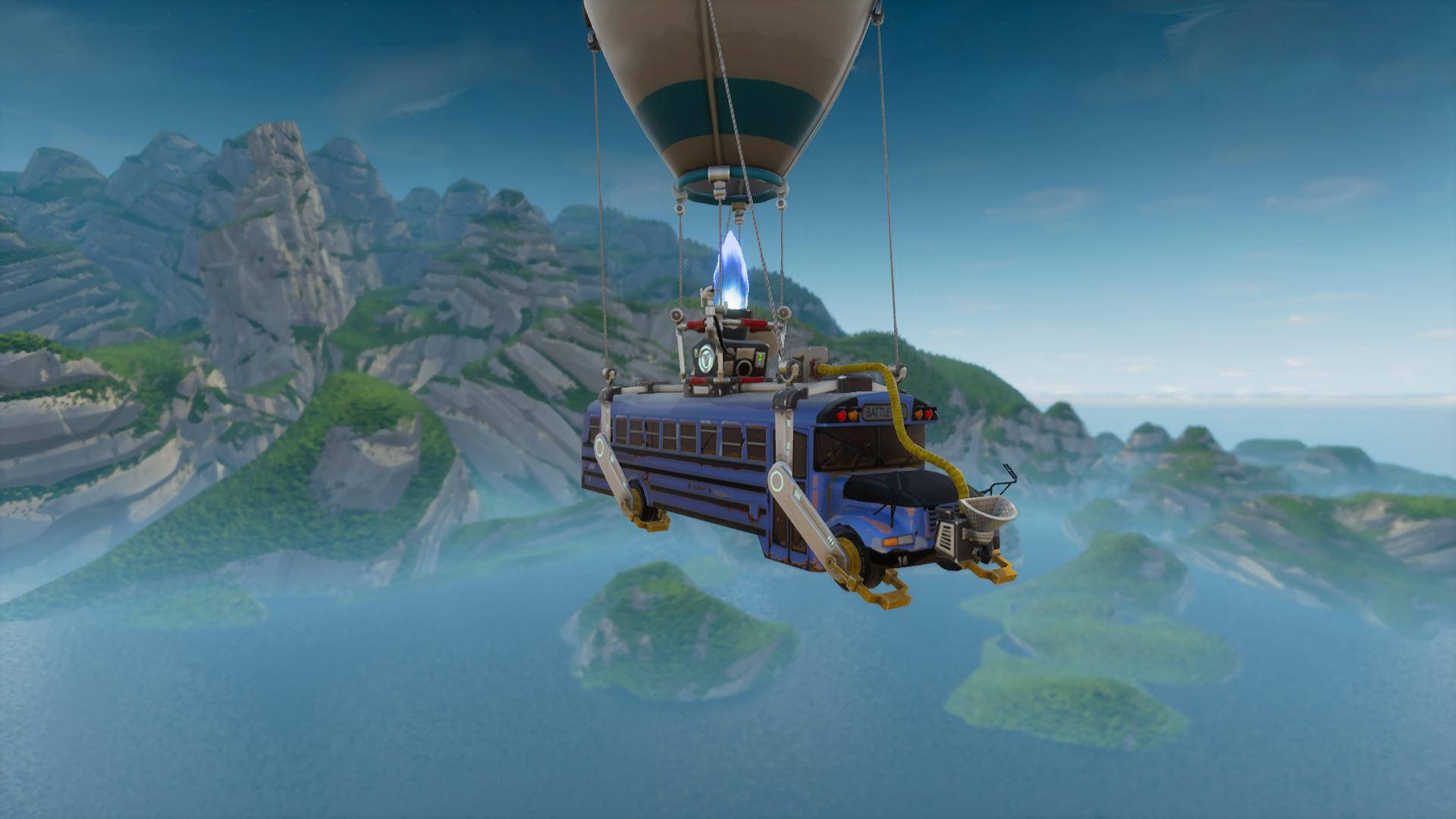 《Fortnite 競技場》戰鬥巴士飛越階梯 壁紙 — 一輛藍色校車被熱氣球懸掛著，在晴朗的天空下飄浮在霧氣瀰漫的山脈和島嶼之上。