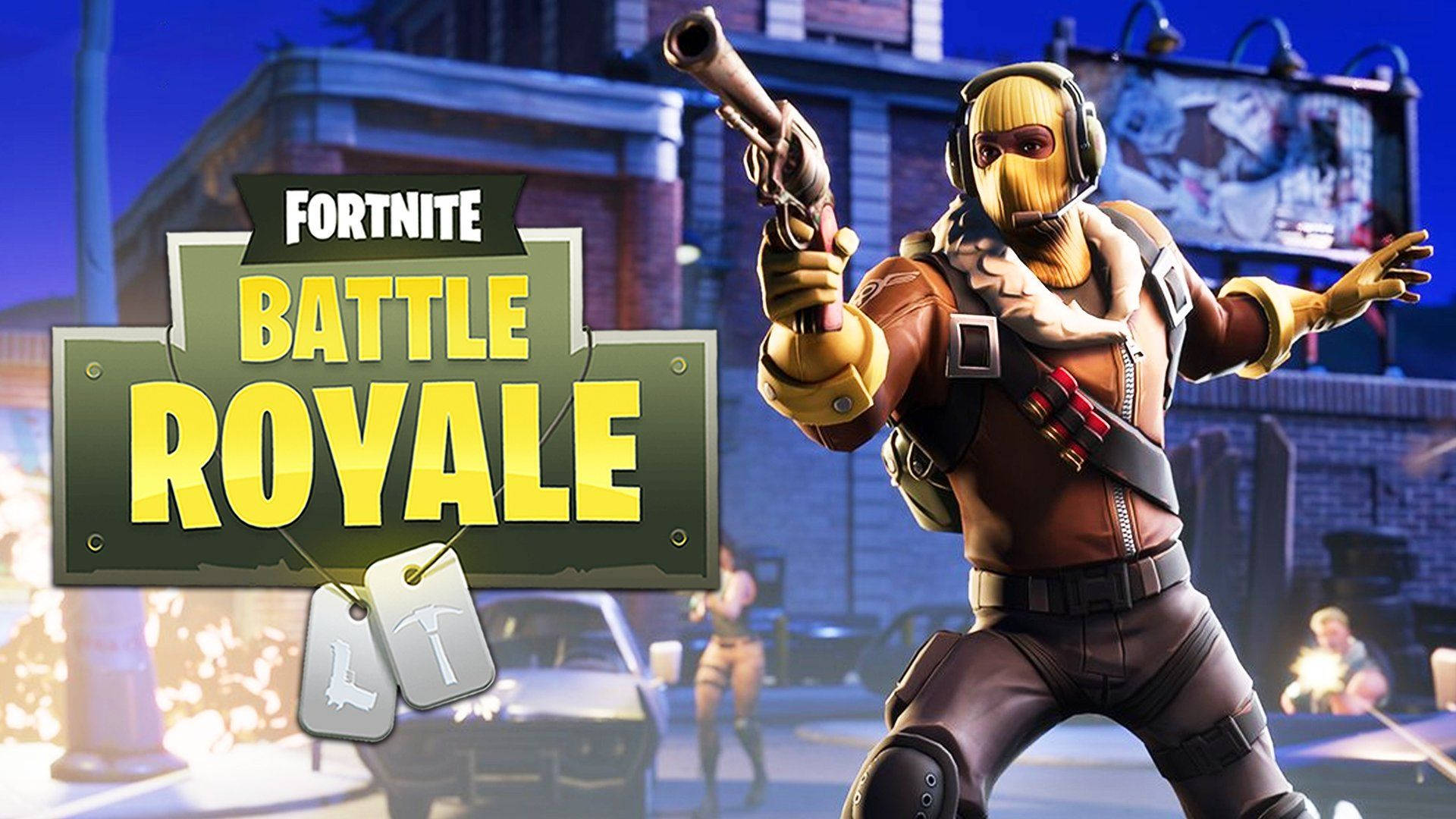 《Fortnite 競技場》迅猛龍於城市 壁紙 — 一個戴著黃色面具、穿著棕色裝備的《要塞英雄》大逃殺角色在 gritty 的城市環境中瞄準手槍。