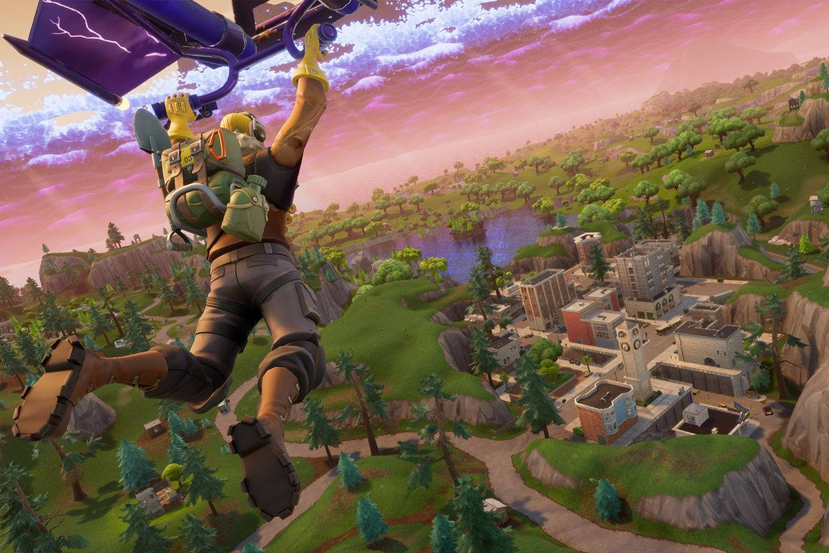 《Fortnite 競技場》迅猛龍飛行 壁紙 — 一個Fortnite角色在色彩繽紛的景觀上空跳傘，帶著發光的紫色滑翔翼，背景是粉紅色的日落天空。