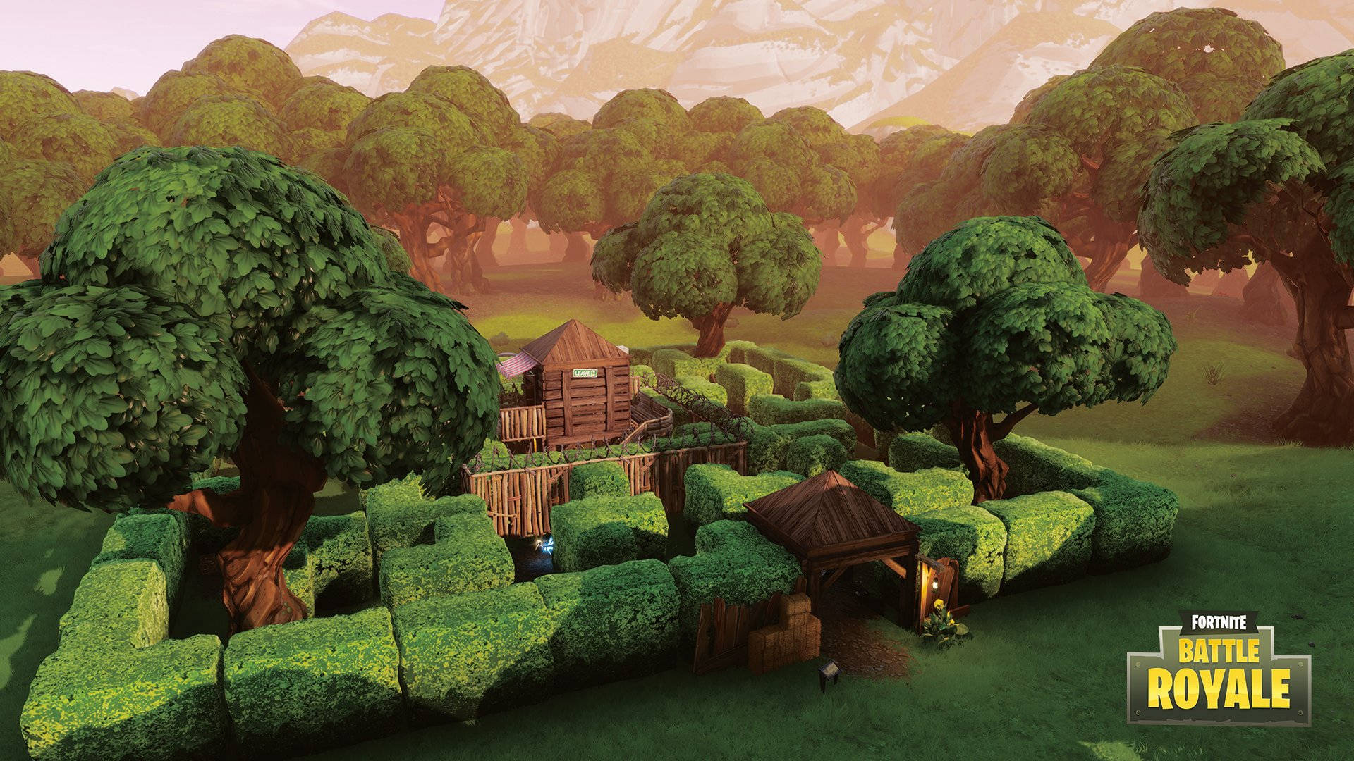 《Fortnite 競技場》迷宮與堡壘 壁紙 — 溫暖夕陽下，巨大樹木間點綴著木屋的茂密綠色樹籬迷宮。
