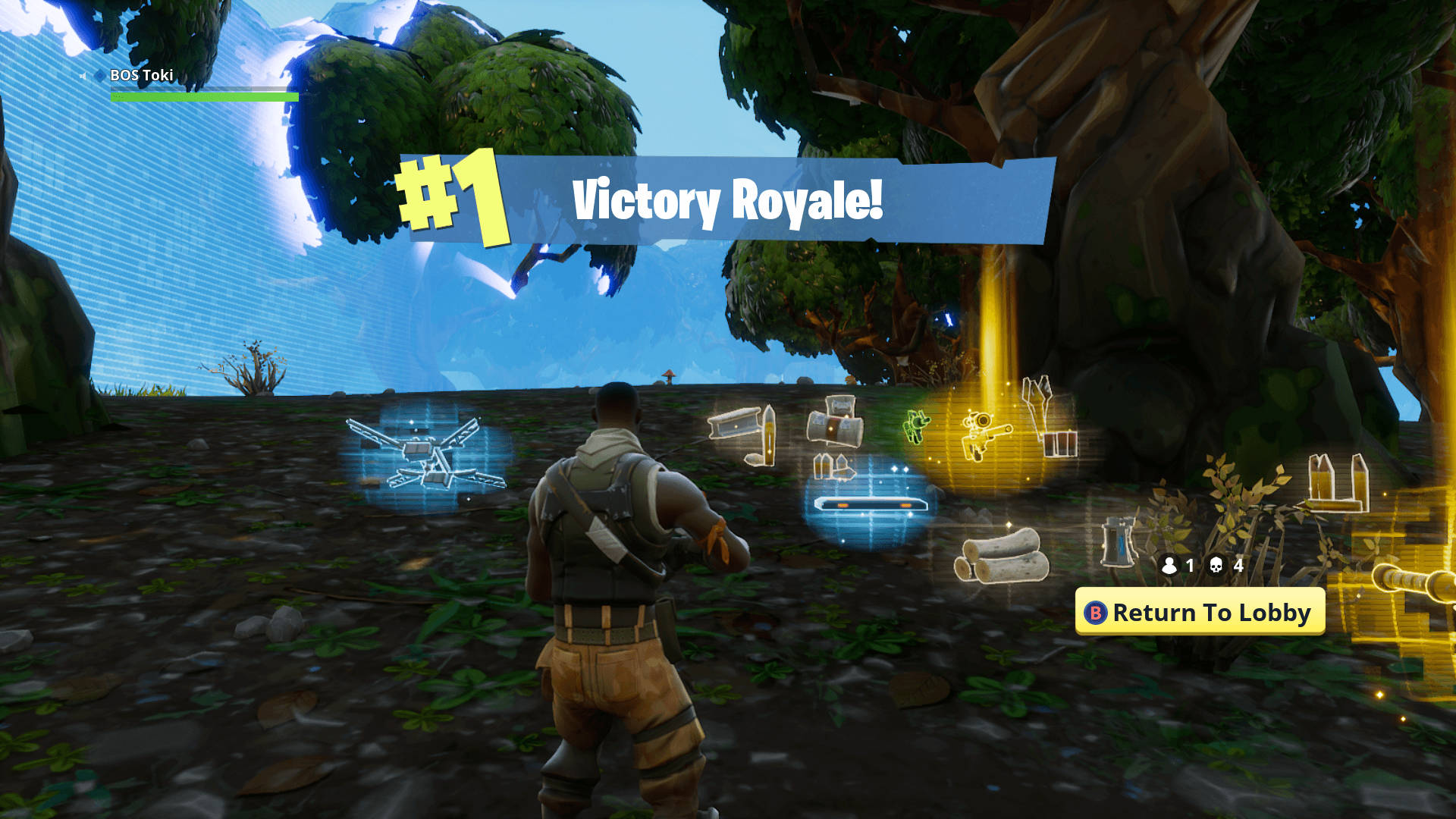《Fortnite 競技場》遊戲畫面 壁紙 — 一位Fortnite玩家在發光的樹下慶祝Victory Royale，周圍有戰利品物品和藍天背景。