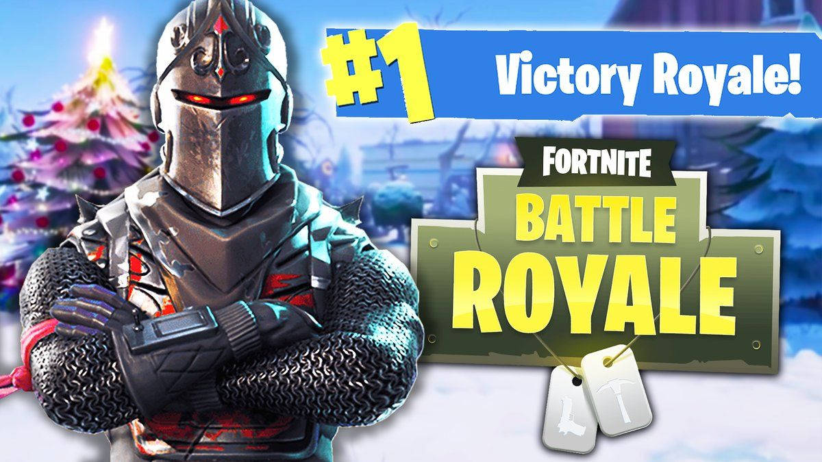 《Fortnite 競技場》黑騎士勝利皇家 壁紙 — 一位身穿盔甲的《要塞英雄》大逃殺騎士，在雪白的冬季背景下自信地交叉雙臂站立，背景有裝飾好的聖誕樹和勝利文字。
