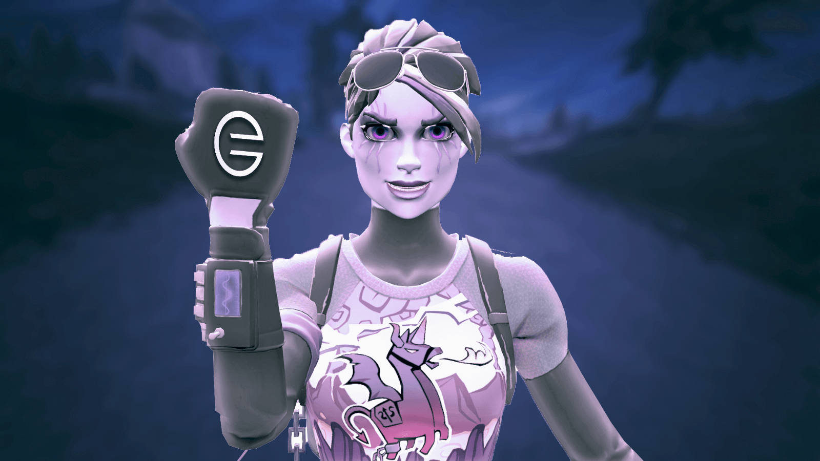 Fortnite 精選縮圖：Ramirez 身著 Dark Series 黑色飛行員裝束 壁紙 — 一個風格化的女性遊戲角色，擁有紫色眼睛和太陽眼鏡，在深藍色夜晚背景下舉起拳頭，拳頭上有發光的「E」標誌。