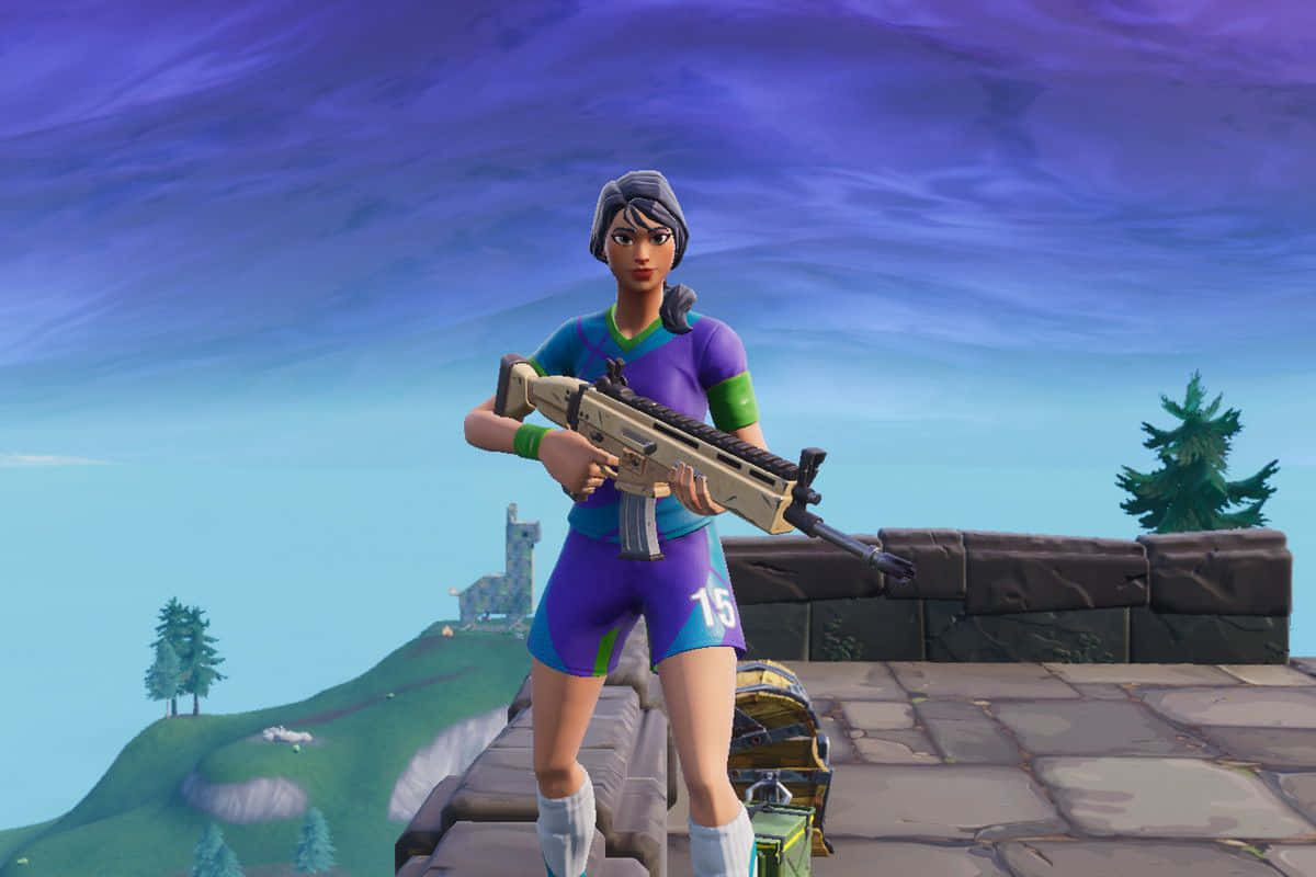 Fortnite角色穿著紫色運動服，在石台上拿著步槍，背景是綠色山丘和紫色天空。