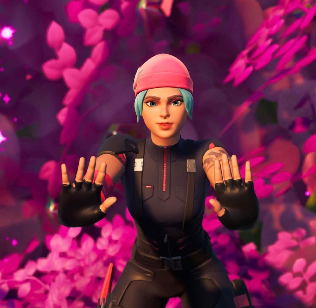 女性Fortnite角色身穿黑色裝備和粉紅色冷帽，以粉紅色花朵為背景。