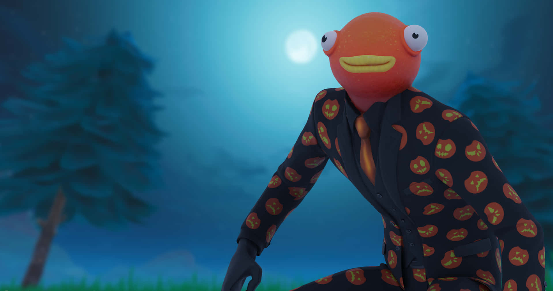 在熱門遊戲《Fortnite》中體驗新穎Fishstick角色！ 壁紙 — 一個卡通橙色魚頭角色穿著南瓜圖案西裝，在深藍色森林中蹲在發光的月亮下。