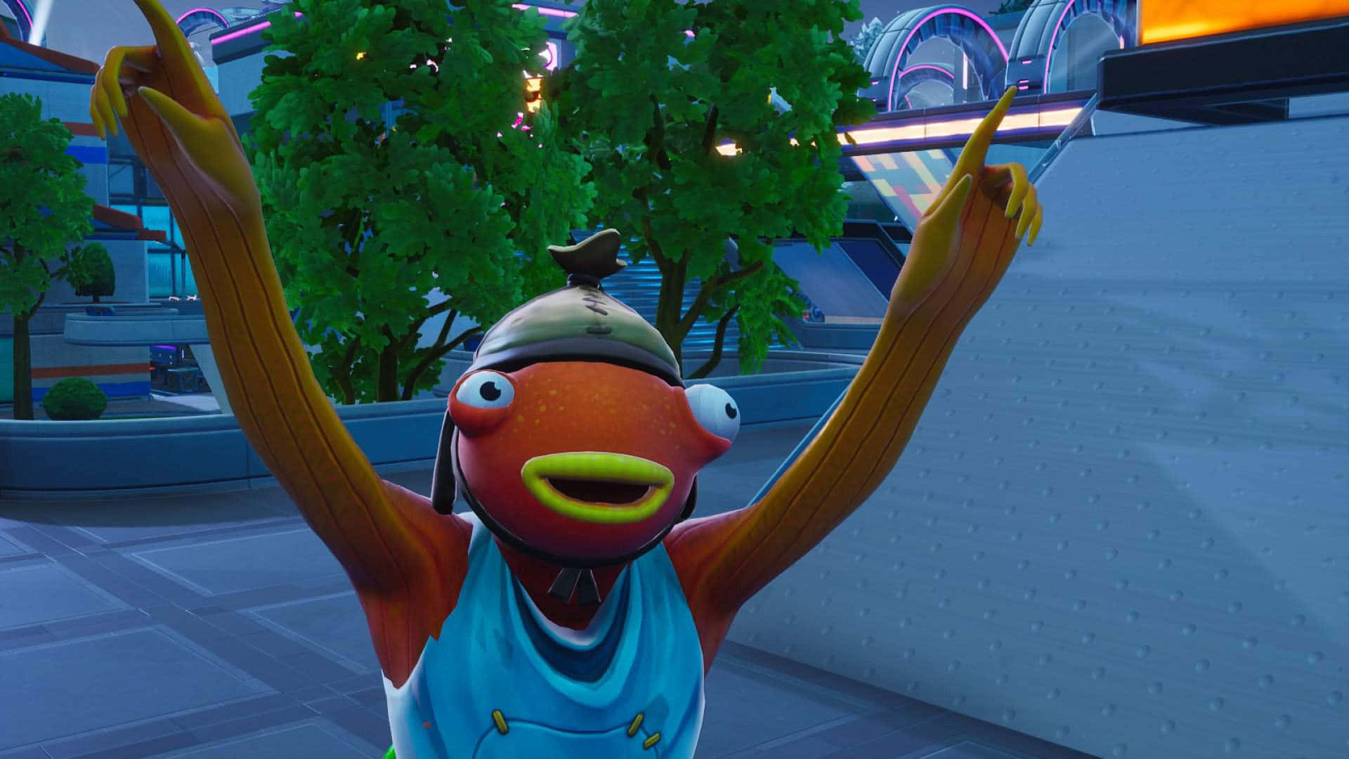 「快去獲取熱門《Fortnite》Fishstick 裝扮，享受美味盛宴！」 壁紙 — 一條穿著藍色背心和帽子的卡通魚角色，在未來城市景觀中舉起雙臂慶祝。