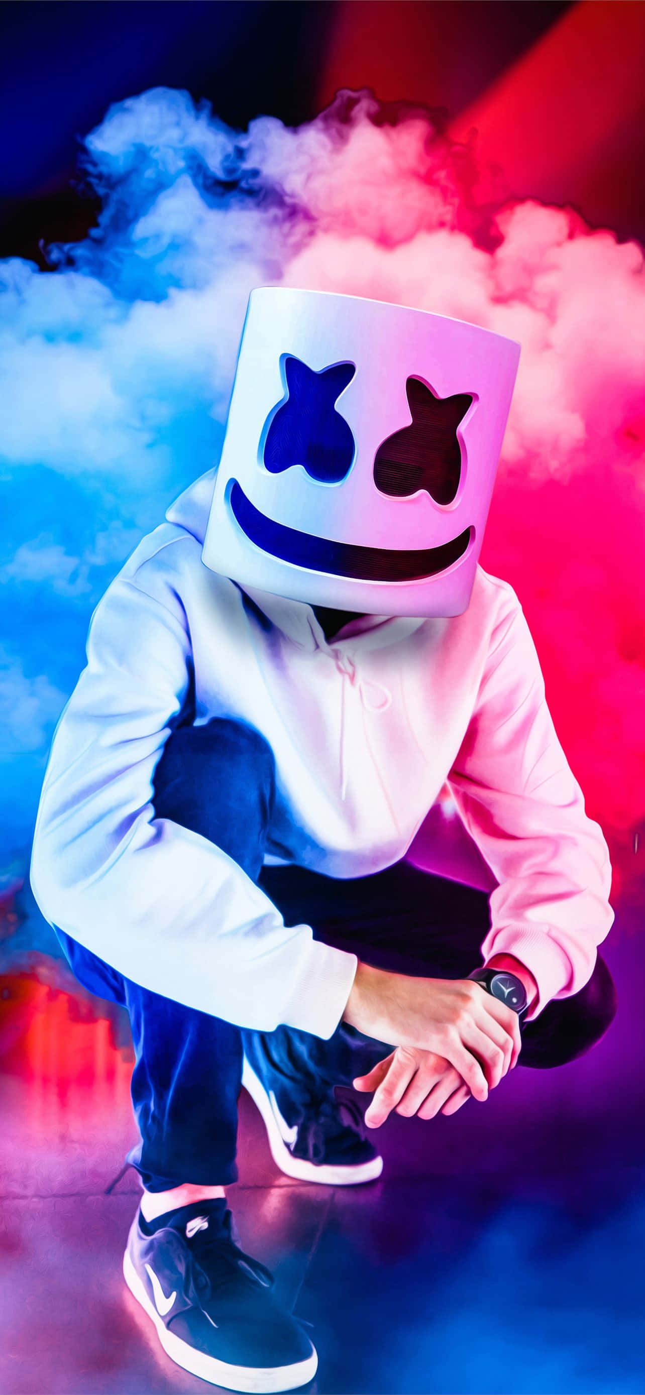 展現你的風格：官方《Fortnite》iPhone 系列 壁紙 — 一個人戴著白色棉花糖面具，在霓虹燈下蹲在旋轉的藍色和粉紅色煙霧中。