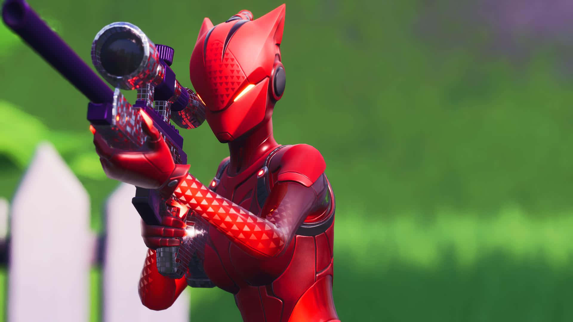 《Fortnite》Lynx 紅色服裝 壁紙 — 一個紅色裝甲的Fortnite角色，戴著貓耳，用紫色狙擊步槍瞄準模糊的綠色背景。