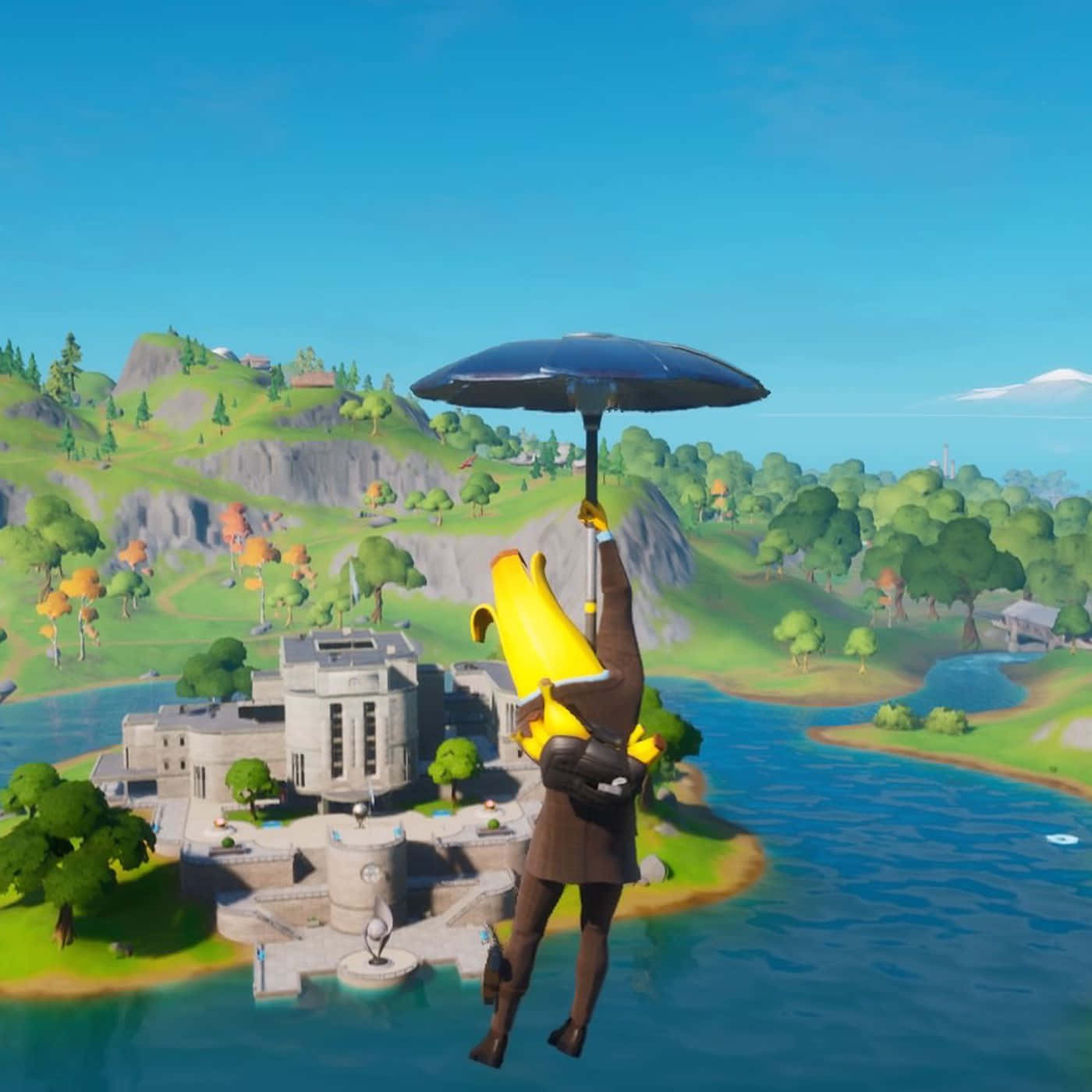 Fortnite角色傘飛行的搞笑圖片 壁紙 — 一個香蕉主題的Fortnite角色在晴朗的藍天下，跳傘越過一個有城堡和翠綠山丘的沿海島嶼。