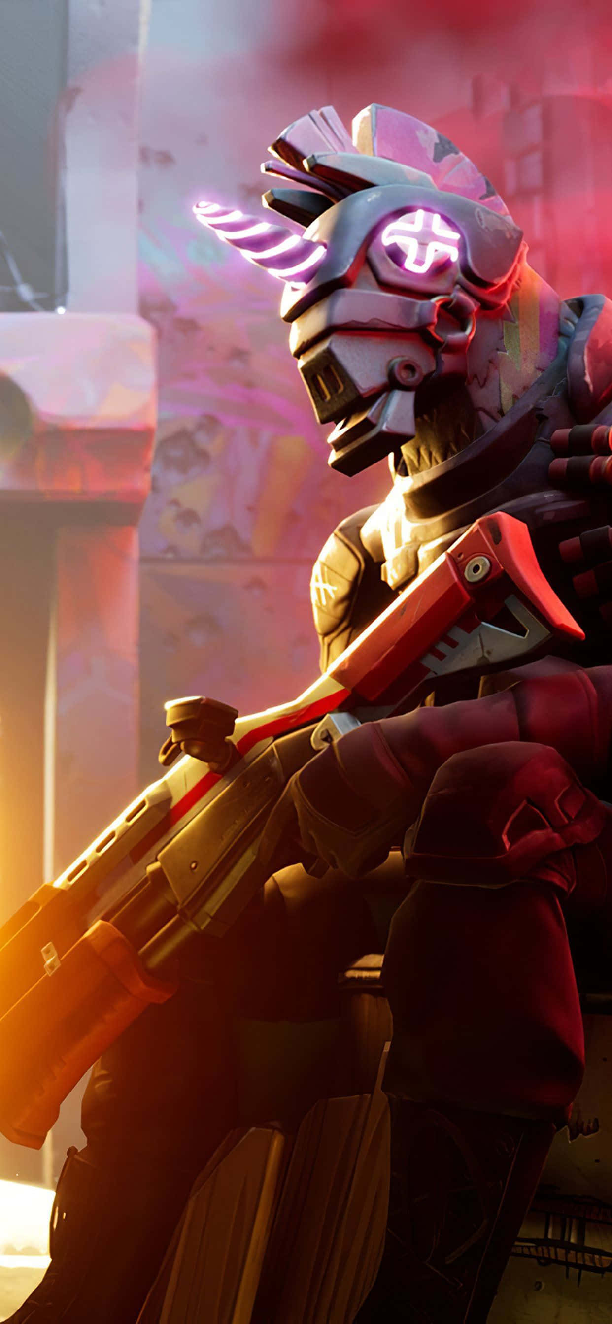 Fortnite角色戴著發光機械獨角獸頭盔 壁紙 — 一位未來風格的裝甲戰士，擁有發光的粉紅色眼睛和角，在黃昏時霓虹燈照亮的城市小巷中手持步槍。