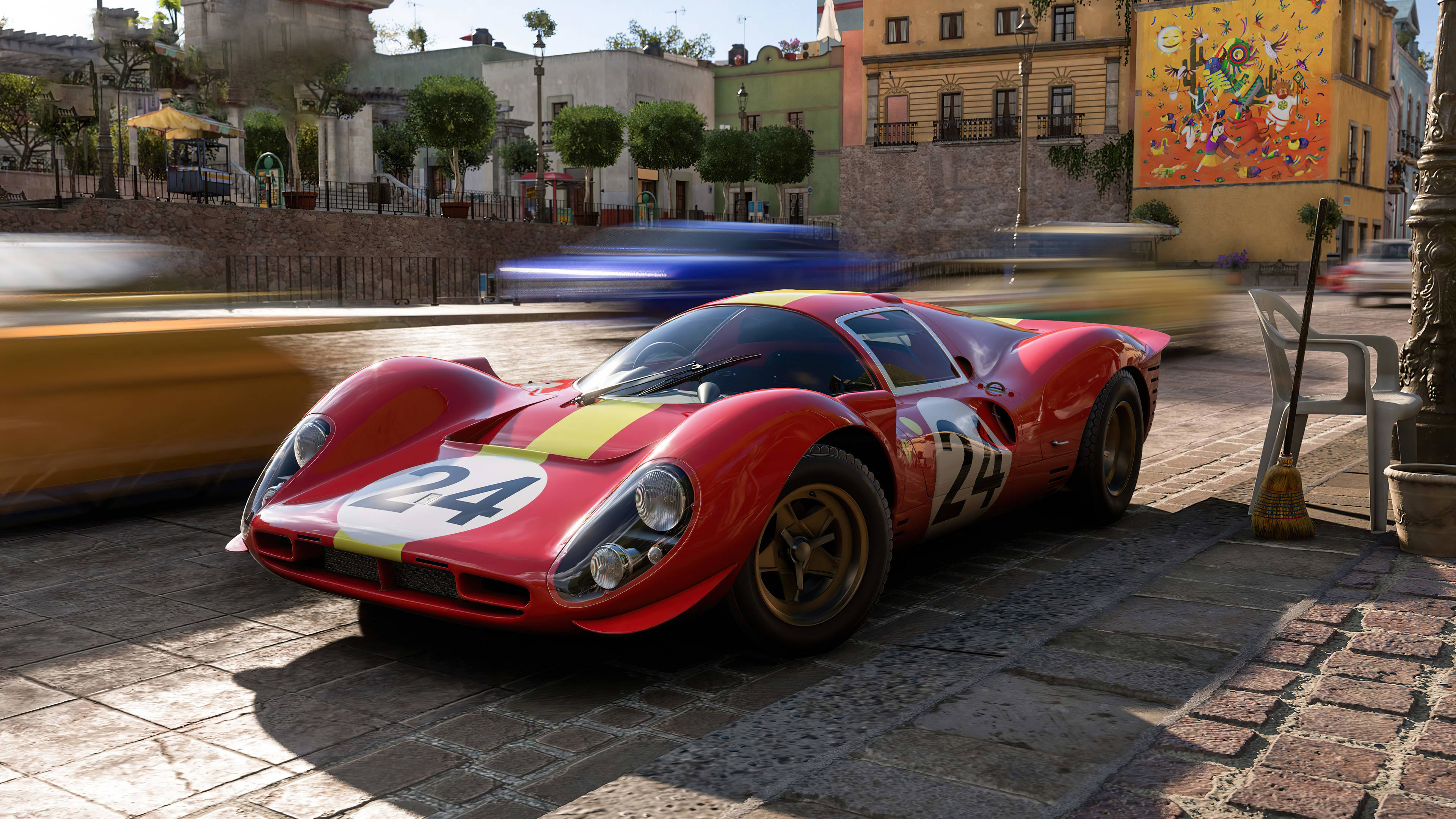Forza 4 紅色法拉利賽車 壁紙 — 一輛鮮紅色嘅復古賽車（24號）停泊喺陽光普照嘅鵝卵石街道上，背景係動態模糊嘅車流。