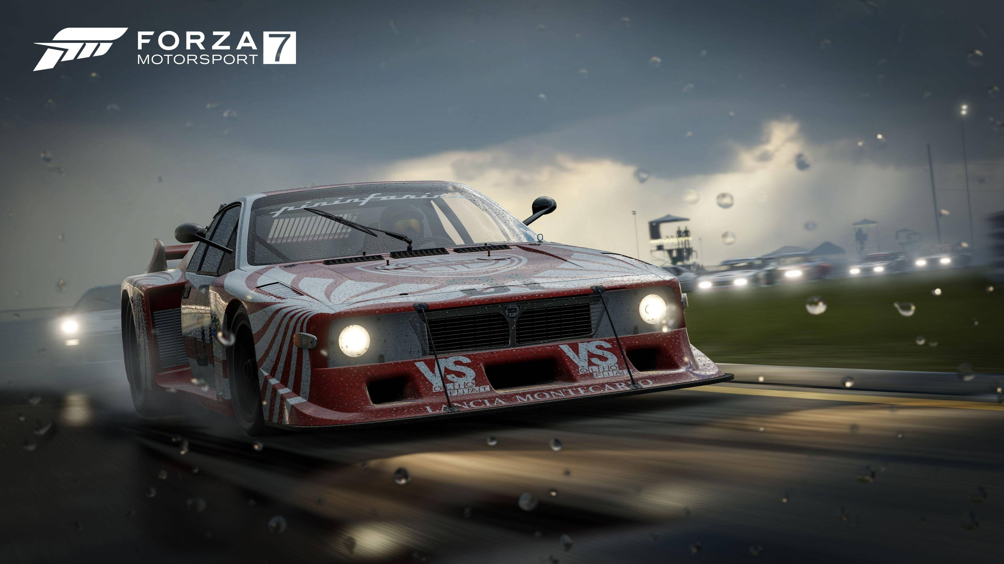 Forza 7 法拉利 F333 壁紙 — 一輛紅色藍旗亞蒙特卡洛賽車在暴風雨的天空下，在潮濕的賽道上穿過雨水飛馳，背景有模糊的燈光。