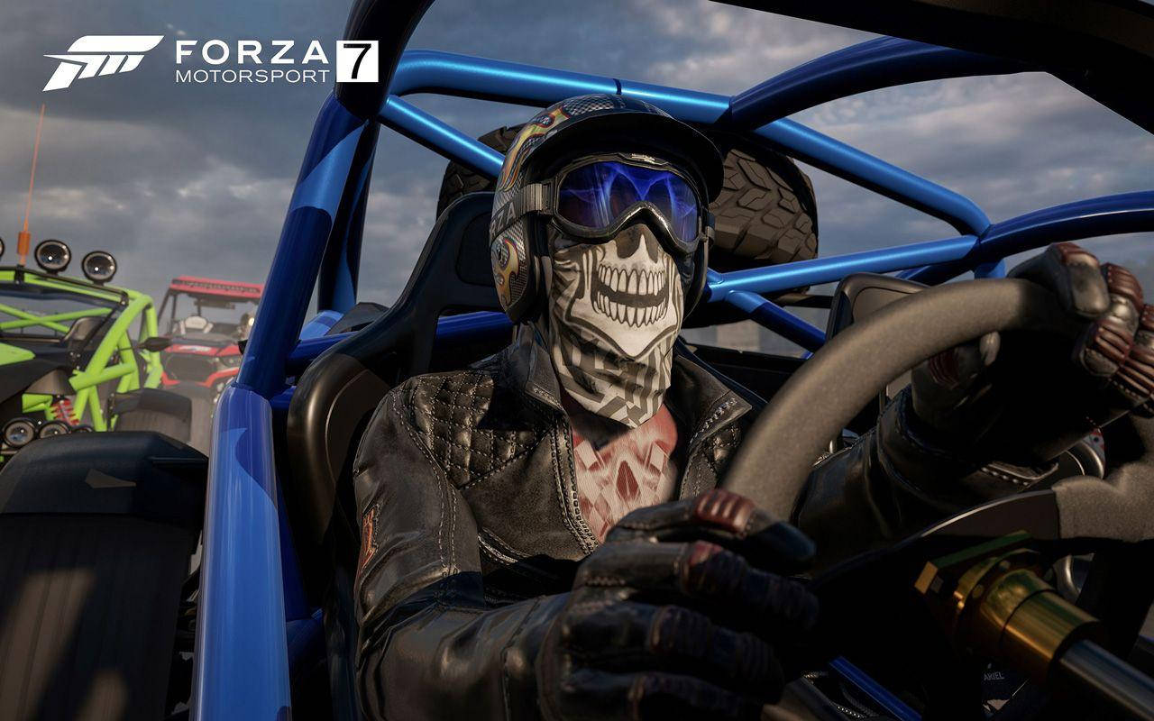 Forza 7 冷酷騎士 壁紙 — 一名戴著骷髏面具的賽車手在《極限競速7》中，於多雲的天空下緊握藍色開篷賽車的方向盤。