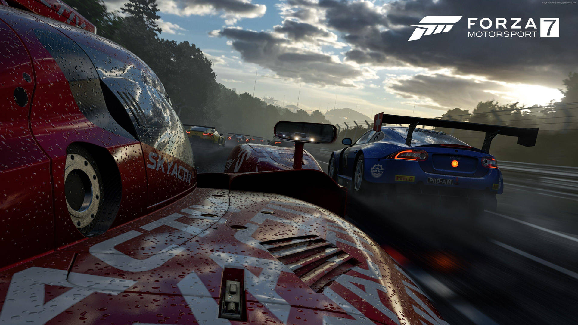 Forza 7 藍色賽車 壁紙 — 一輛紅色賽車帶著雨滴在潮濕的賽道上飛馳，而一輛藍色跑車在附近漂移，背景是陰雲密布的日落天空。