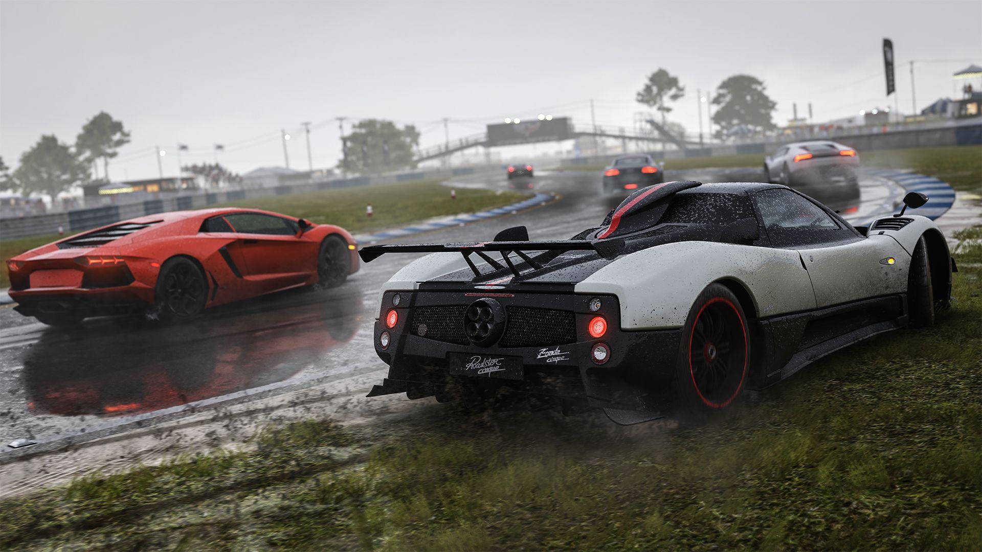 Forza 7 賽車雨中競速 壁紙 — 兩輛高性能跑車在潮濕的賽道上競速，瀝青路面因雨水而濕滑，背景觀眾模糊不清。
