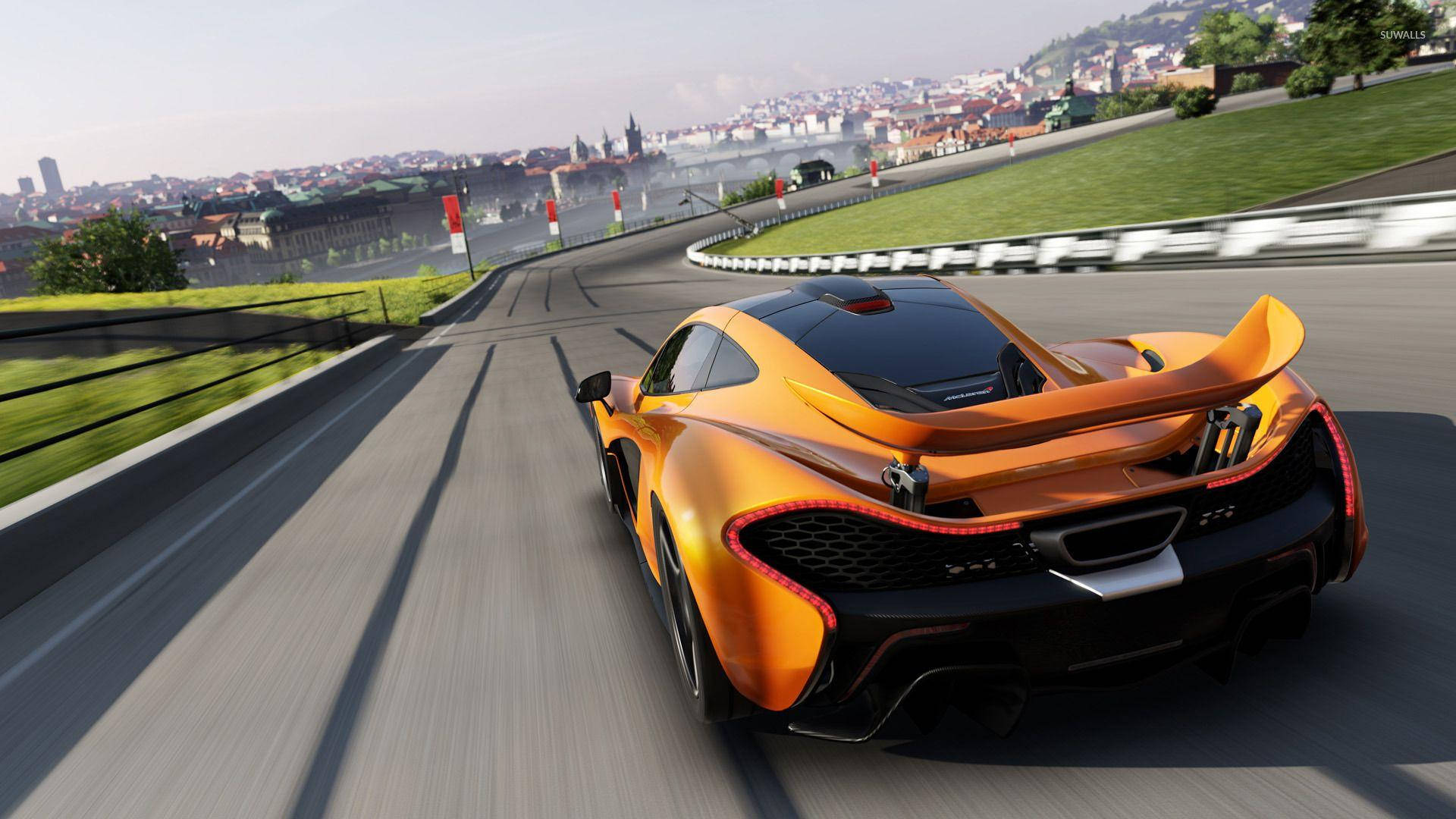 橙色McLaren P1在彎曲的賽道上疾馳，背景是城市天際線。