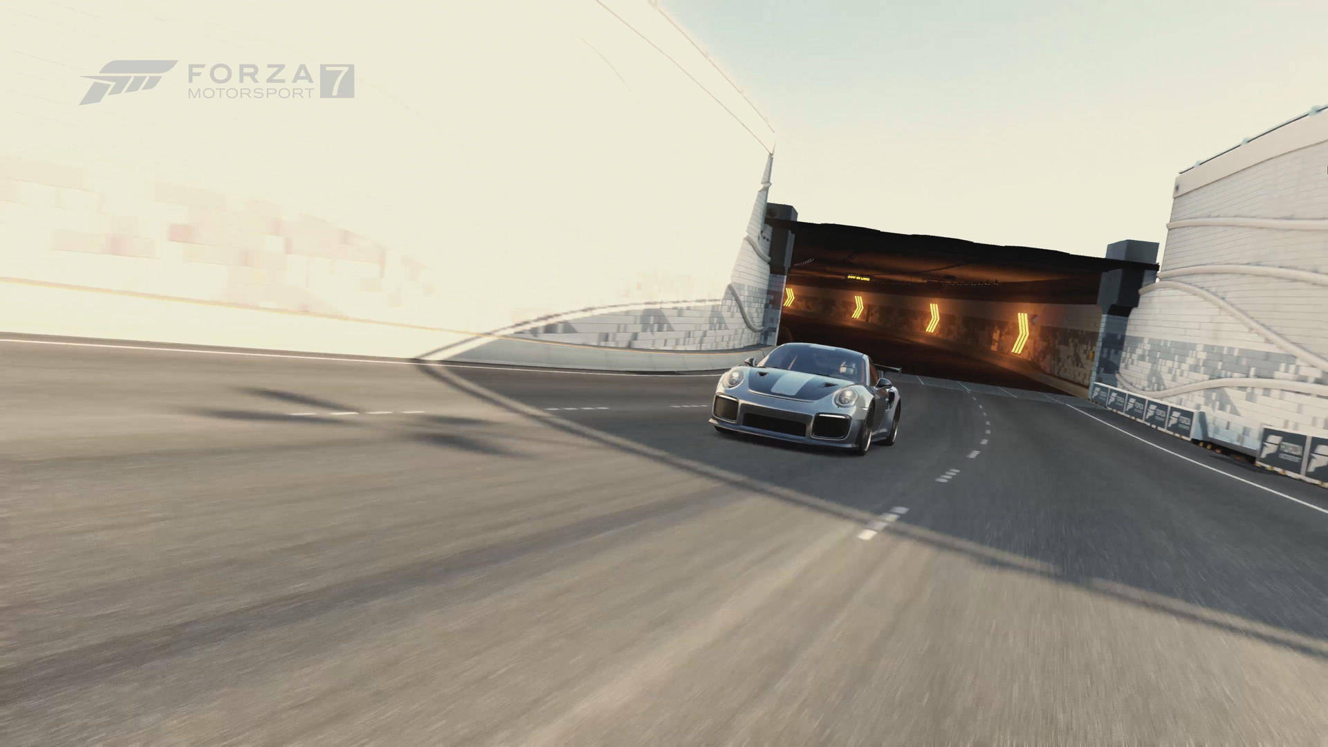 Forza 7 高速保時捷 壁紙 — 一輛銀色保時捷跑車在陽光明媚的賽道上疾馳穿過現代隧道入口。