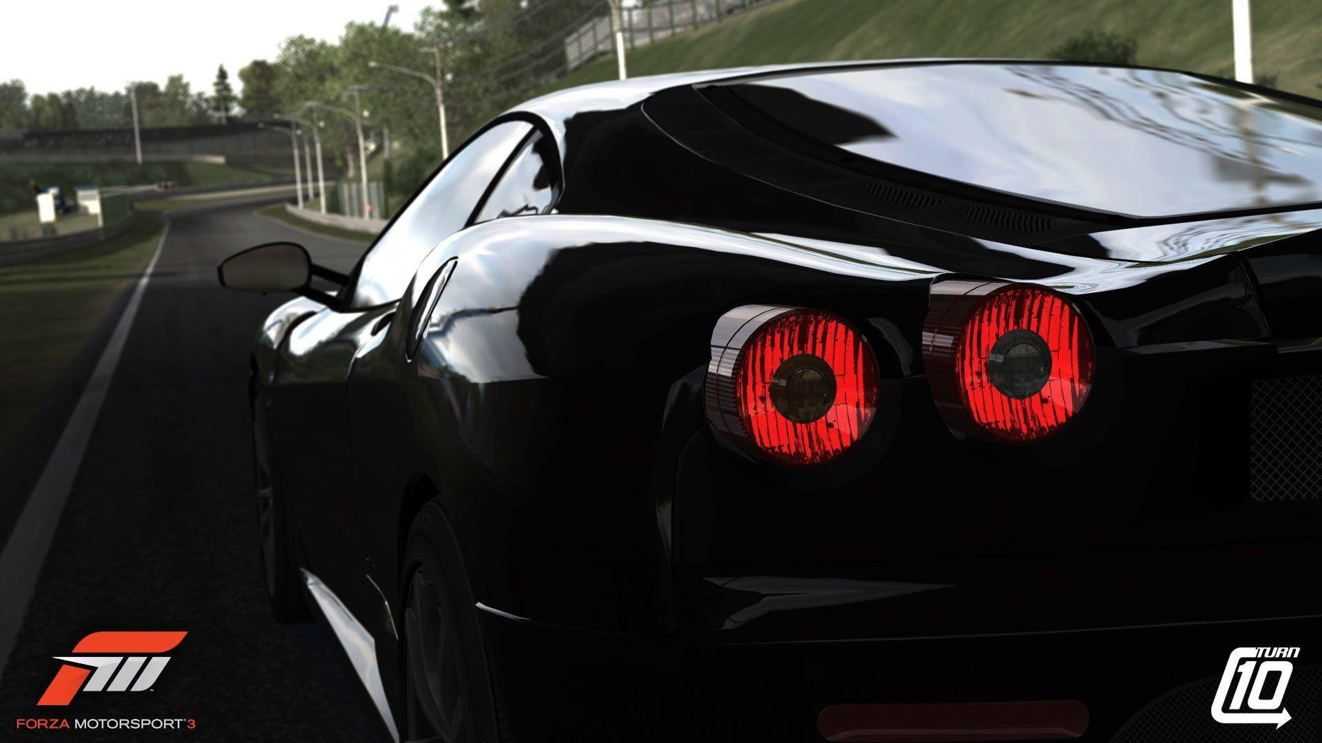 Forza 7 黑色跑車 壁紙 — 一輛亮黑色跑車帶著發光的紅色尾燈，沿著蜿蜒的瀝青賽道奔馳，周圍環繞著綠樹和路燈。
