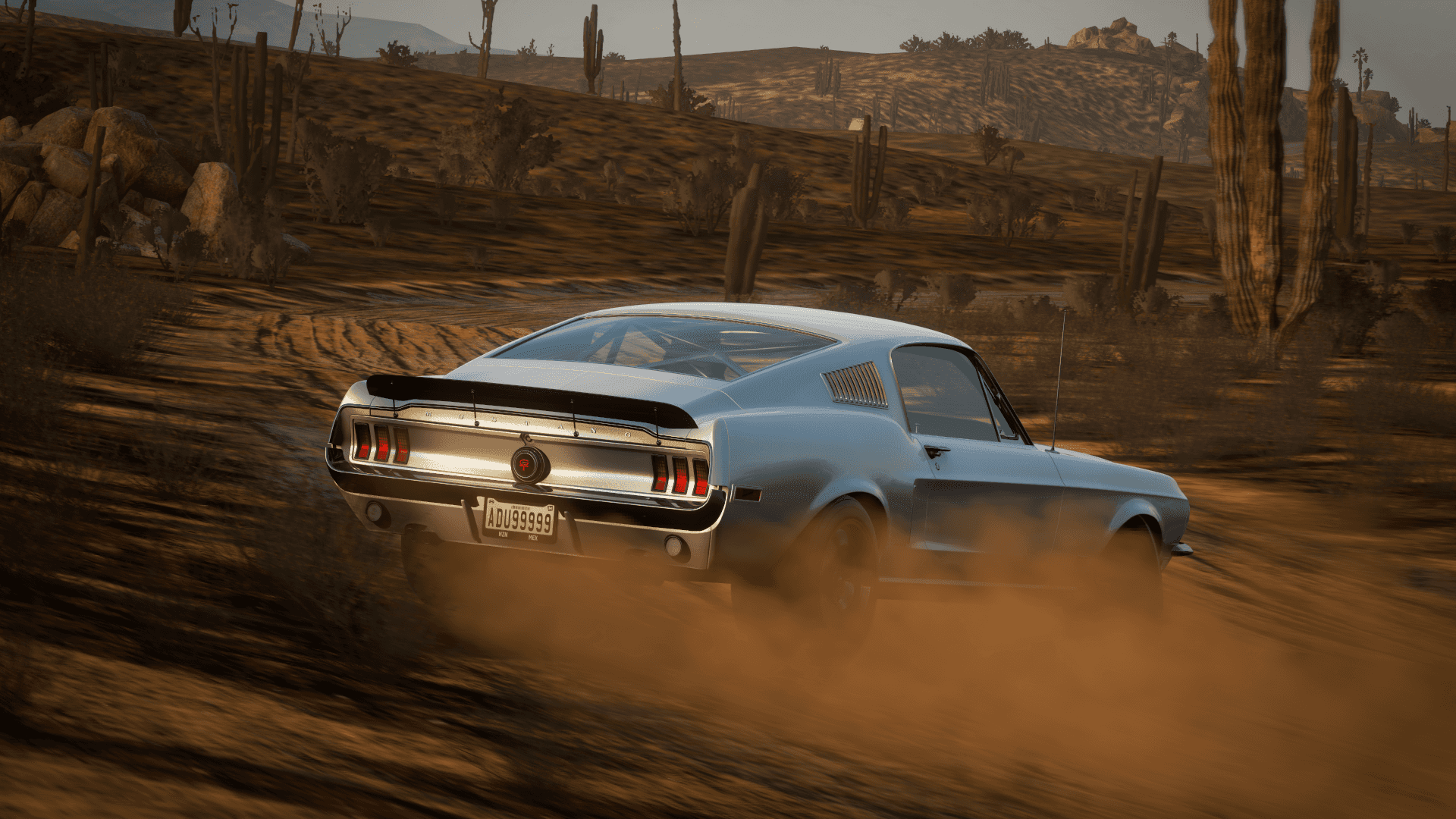 Forza Horizon - 野馬 壁紙 — 一輛銀色經典肌肉車在烈日曝曬、長滿高大仙人掌的沙漠中疾馳，揚起塵土。