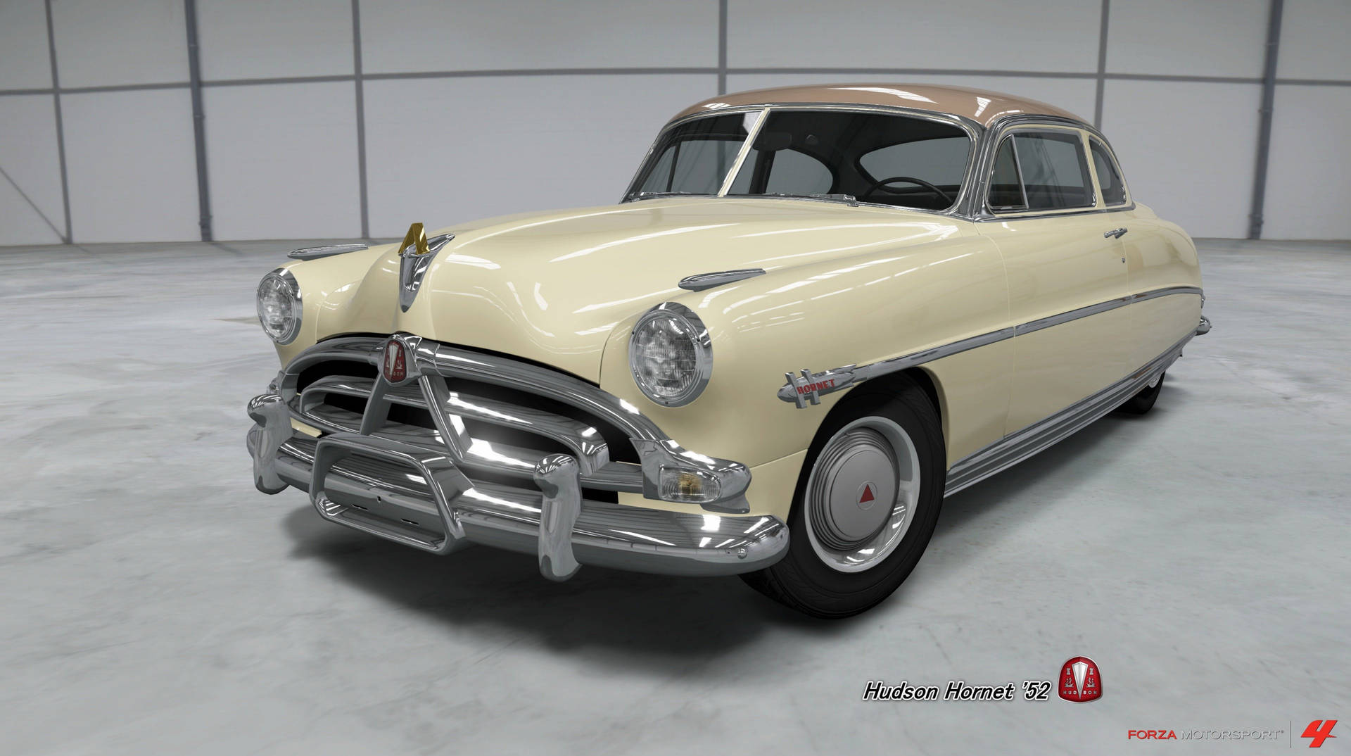 奶油色1952年Hudson Hornet經典汽車在乾淨的車庫中，帶有鍍鉻裝飾。