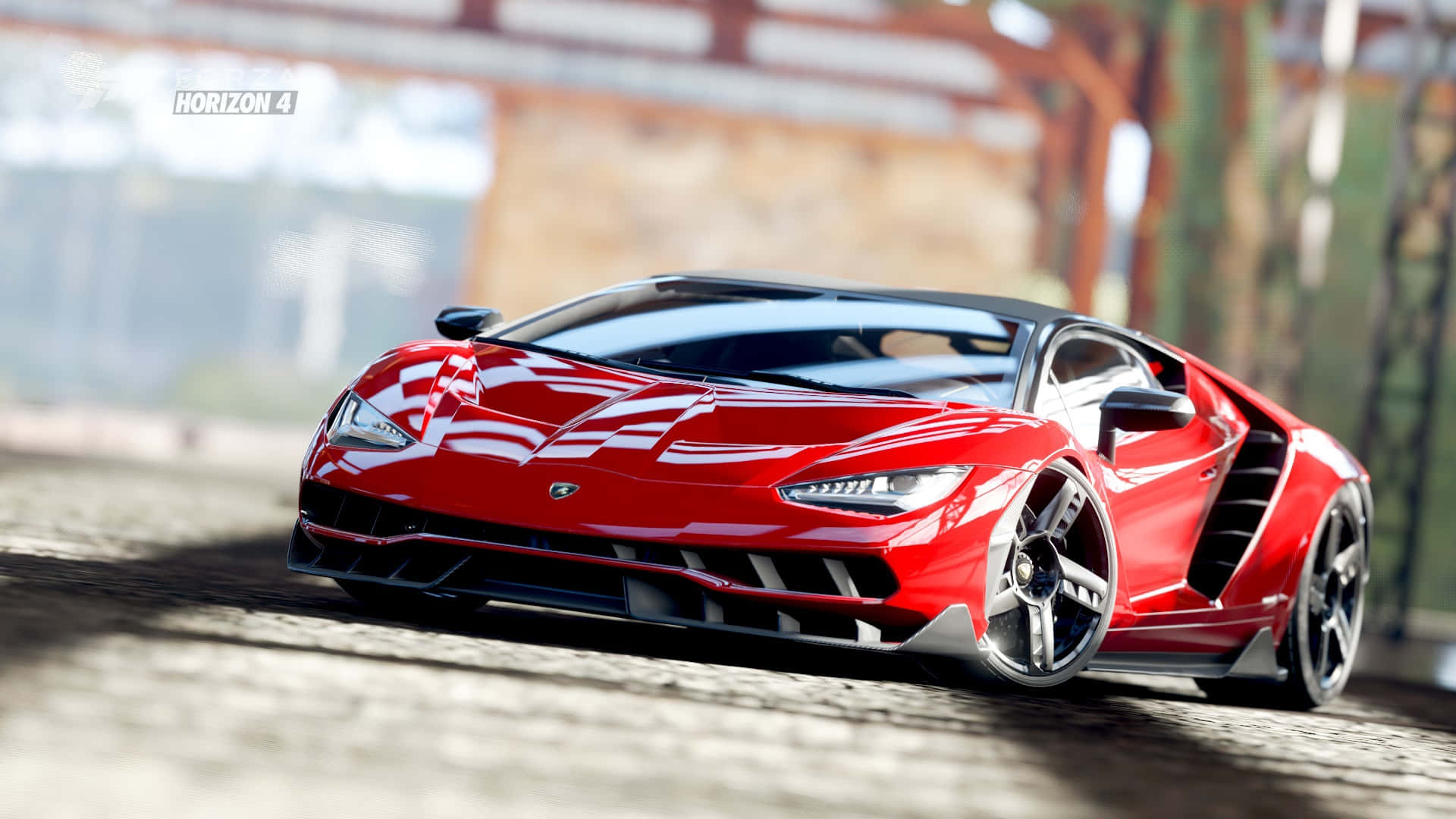 《Forza Horizon 4》熱身圈賽道 壁紙 — 一輛亮紅色的林寶堅尼 Aventador SVJ 在生鏽的橋下，沿著陽光明媚的鵝卵石道路飛馳。