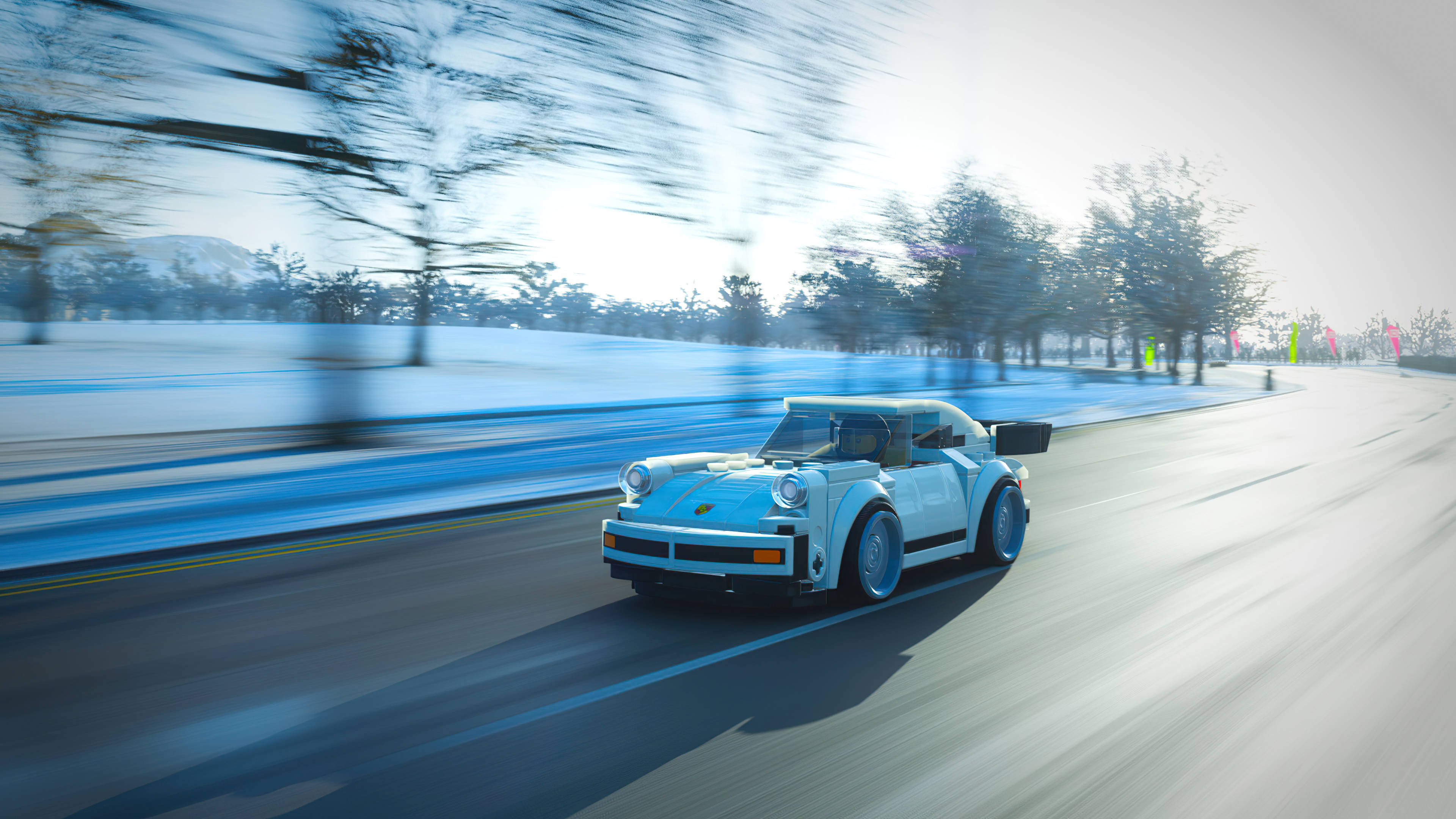 Forza Horizon 4 4K 保時捷911 乐高版 冬日賽道 壁紙 — 一輛淺藍色復古跑車在雪路上飛馳，背景有模糊的冬日樹木和遠山，天空明亮。
