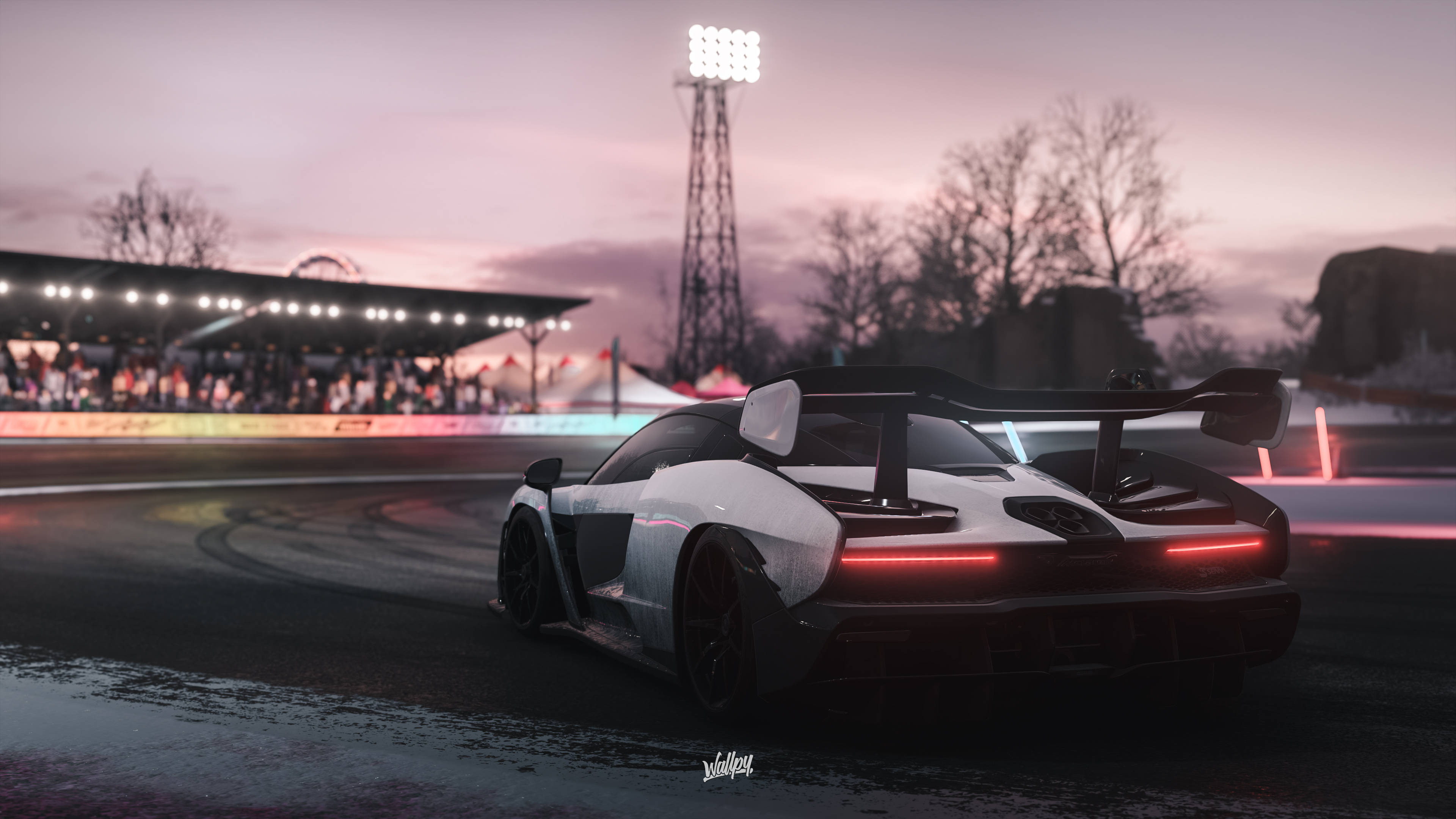 Forza Horizon 4 4K 麥拉倫Senna黑白首秀 壁紙 — 一輛白色超級跑車，帶有發光的紅色尾燈，在黃昏時分的濕滑賽道上，在體育場燈光下漂移。