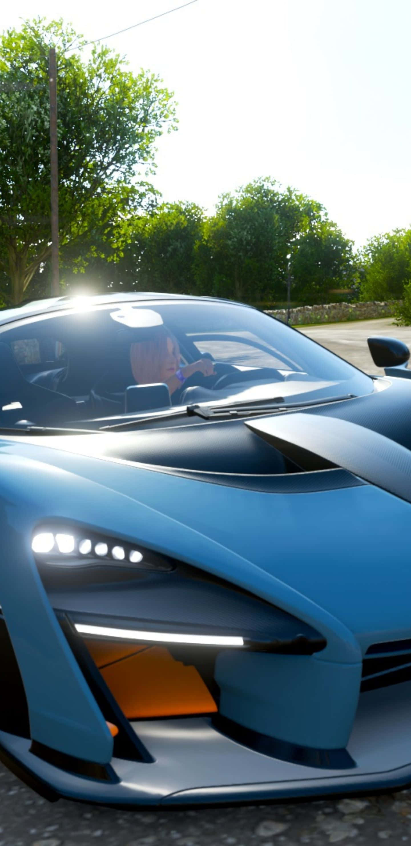 Forza Horizon 4 的刺激世界等你駕馭 Pixel 3 XL 壁紙 — 一輛時尚的藍色跑車，帶有發光的車頭燈，在明亮的陽光下停放在戶外，背景是綠樹。