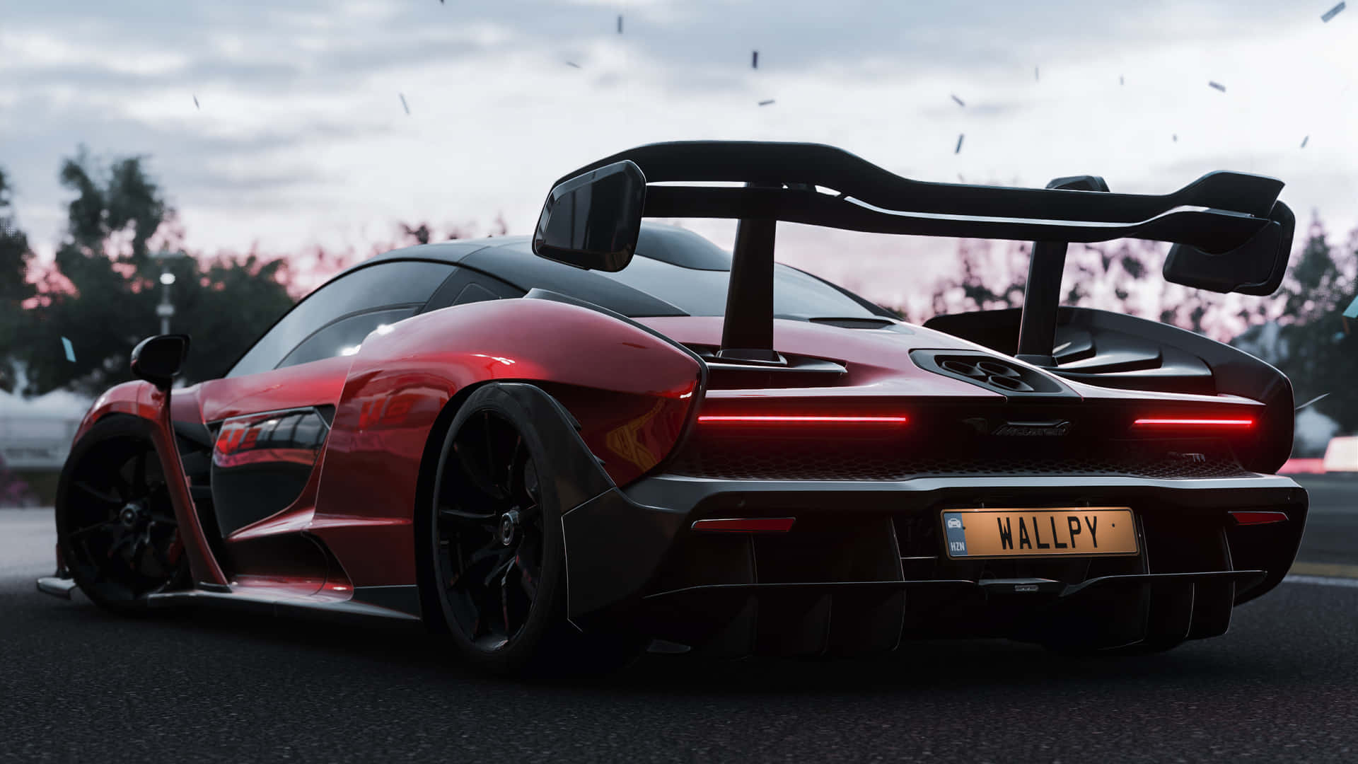 紅色McLaren Senna跑車，帶有發光尾燈，停泊在黃昏時分的濕滑路面上。