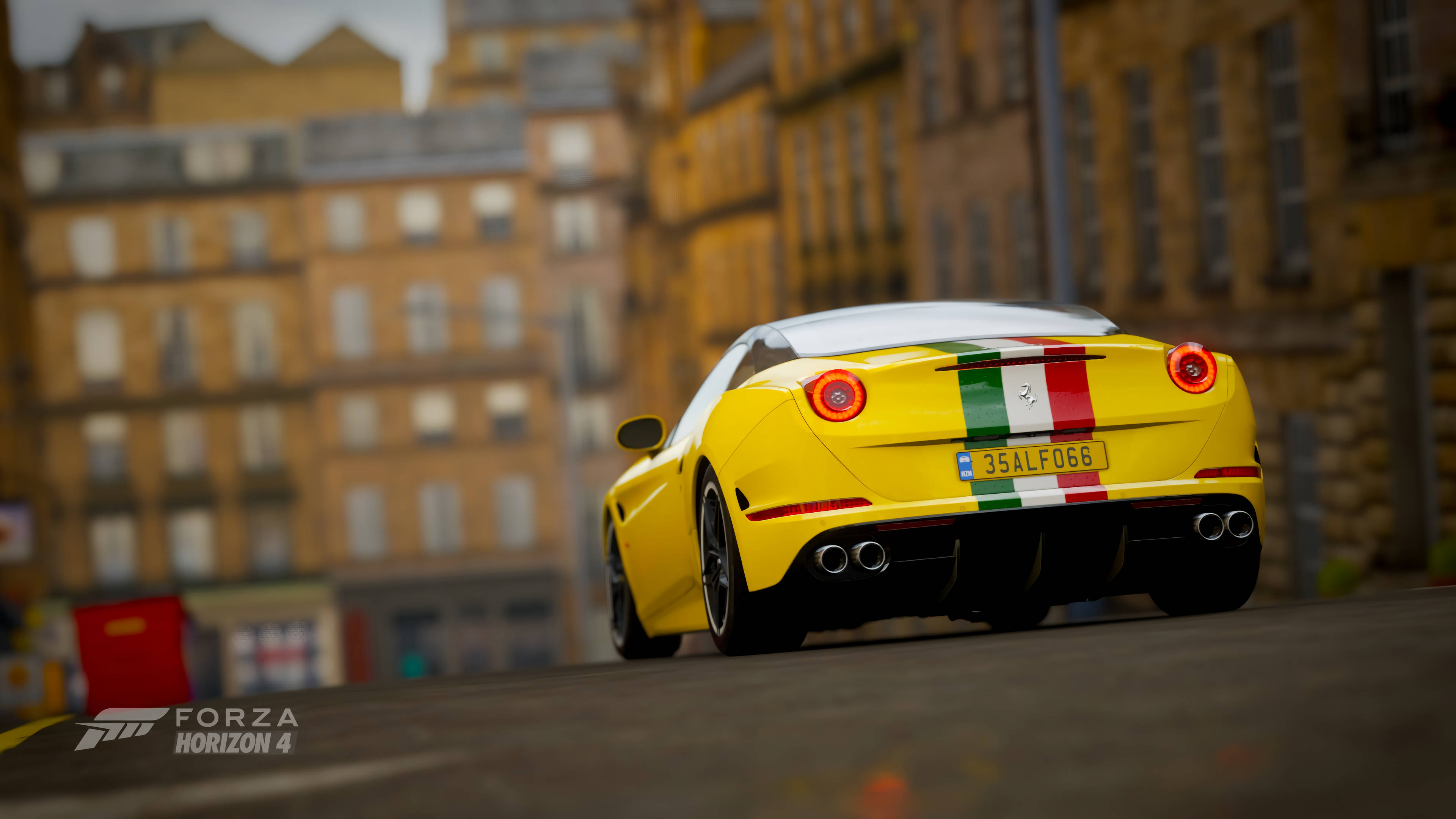 Forza Horizon 4 黃色法拉利 壁紙 — 一輛帶有意大利國旗條紋的亮黃色法拉利跑車，在鋪滿鵝卵石的街道上飛馳，兩旁是歷史悠久的磚造建築。