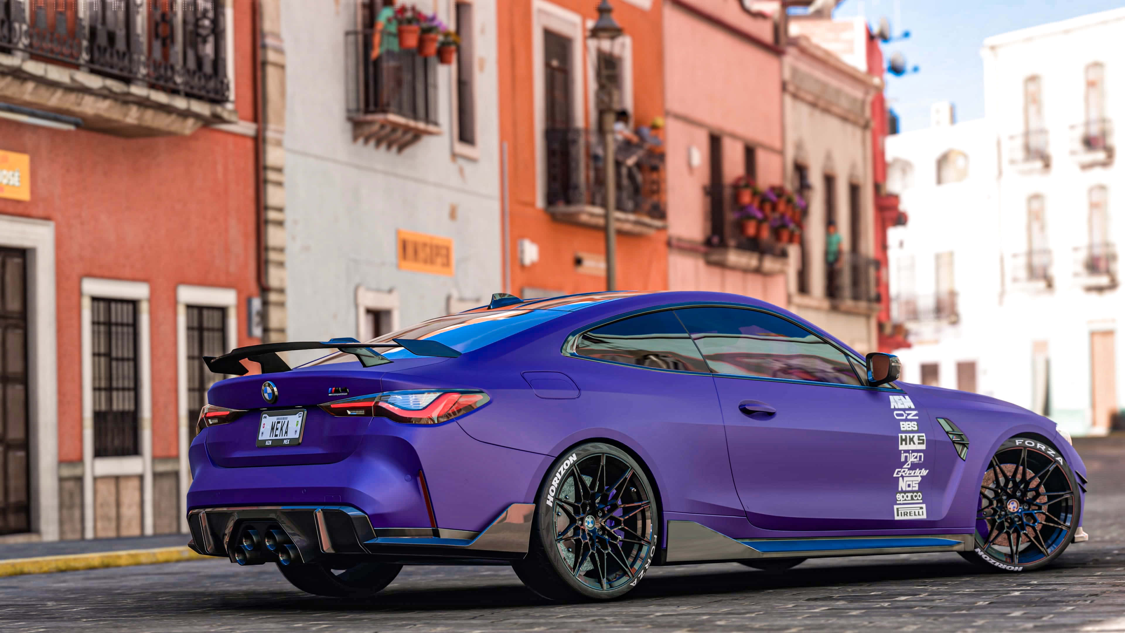 《Forza Horizon Mexico》中的紫色M4 壁紙 — 一輛啞光紫色的BMW M4雙門跑車，配備黑色輪圈和賽車貼紙，停在鋪滿鵝卵石的街道上，兩旁是色彩繽紛的地中海建築。
