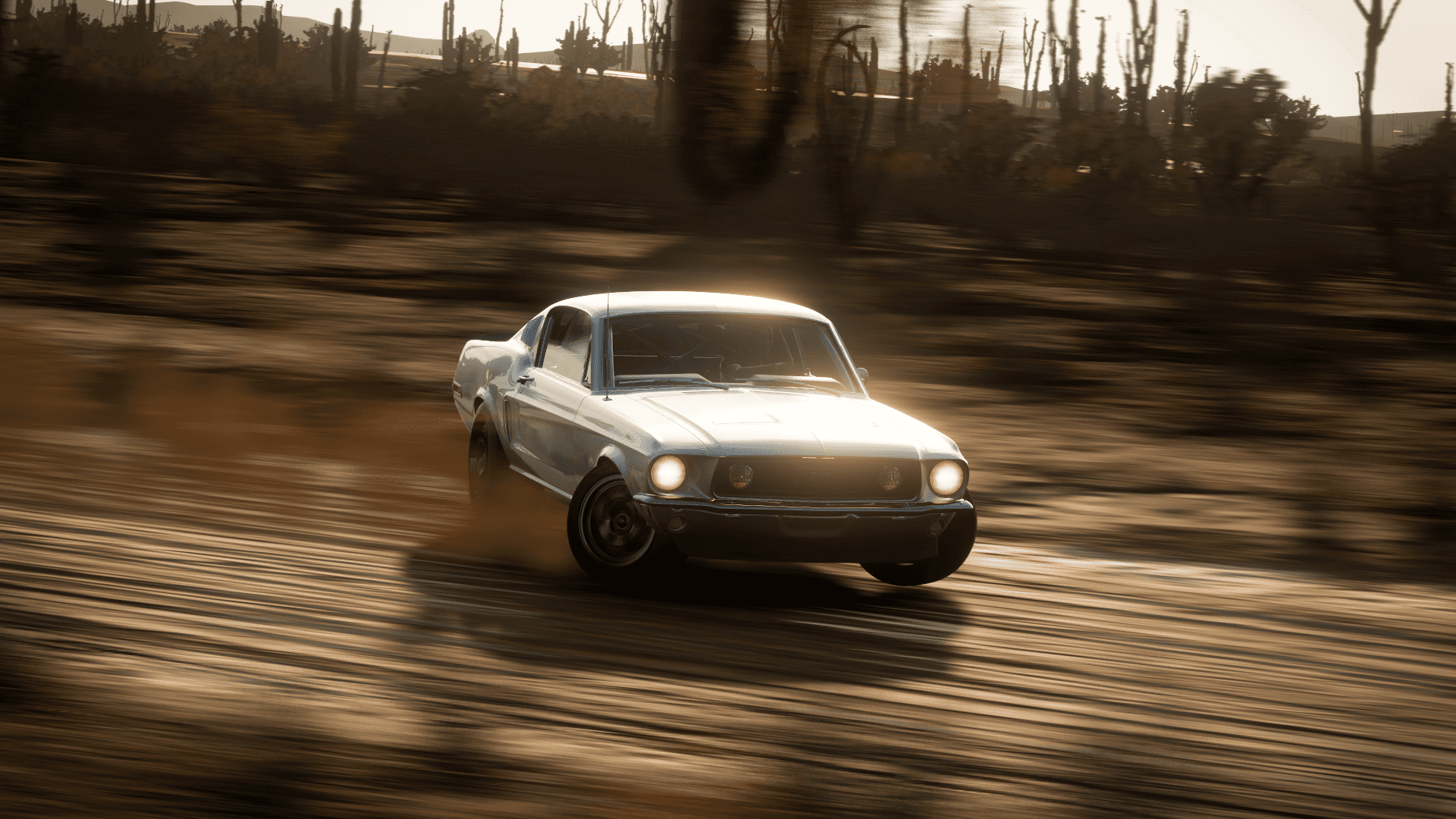 Forza Horizon - Mustang 壁紙 — 一架白色經典肌肉車在沙漠景觀中疾馳，背景有模糊的動態和仙人掌。