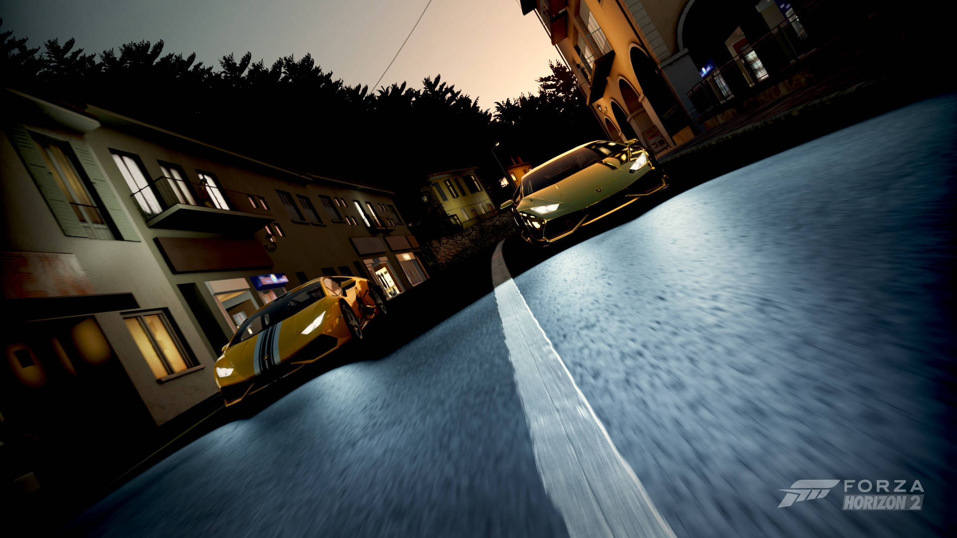 Forza Horizon Two 競速賽車 壁紙 — 兩輛跑車在黃昏時分沿著濕漉漉的街道競速，街道兩旁排列著建築物和樹木。