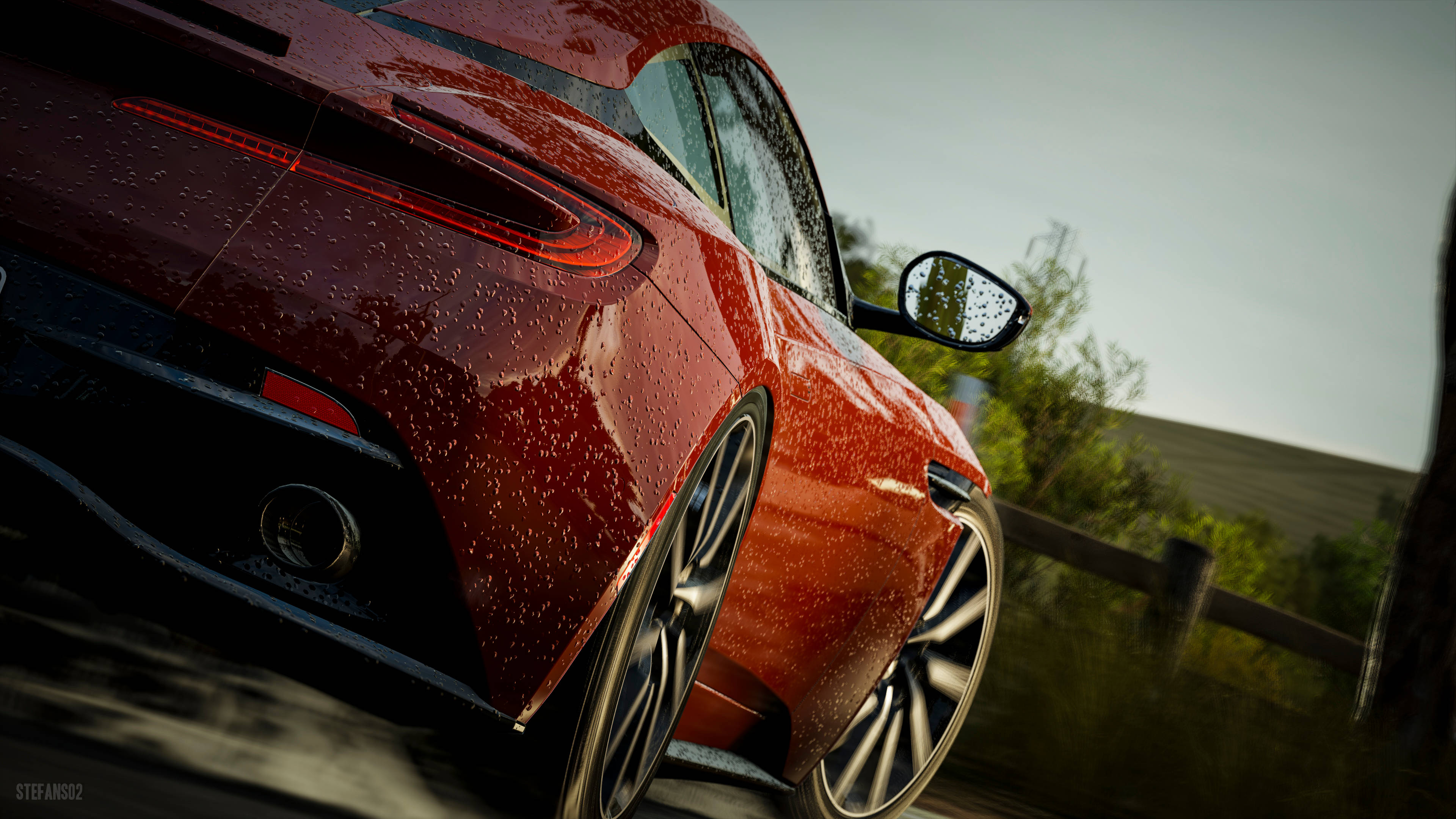 Forza Horizon 賽車特寫 壁紙 — 一輛亮紅色跑車在黃昏時分沿著濕漉漉的路邊疾馳，車尾上的雨滴閃閃發光。