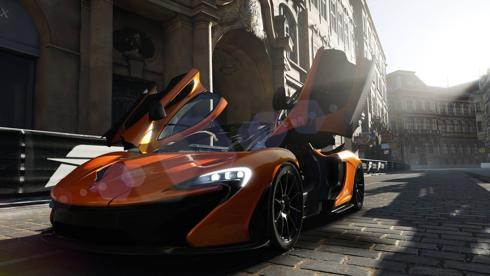 橙色McLaren跑車在鵝卵石街道上打開車門，靠近歷史建築。