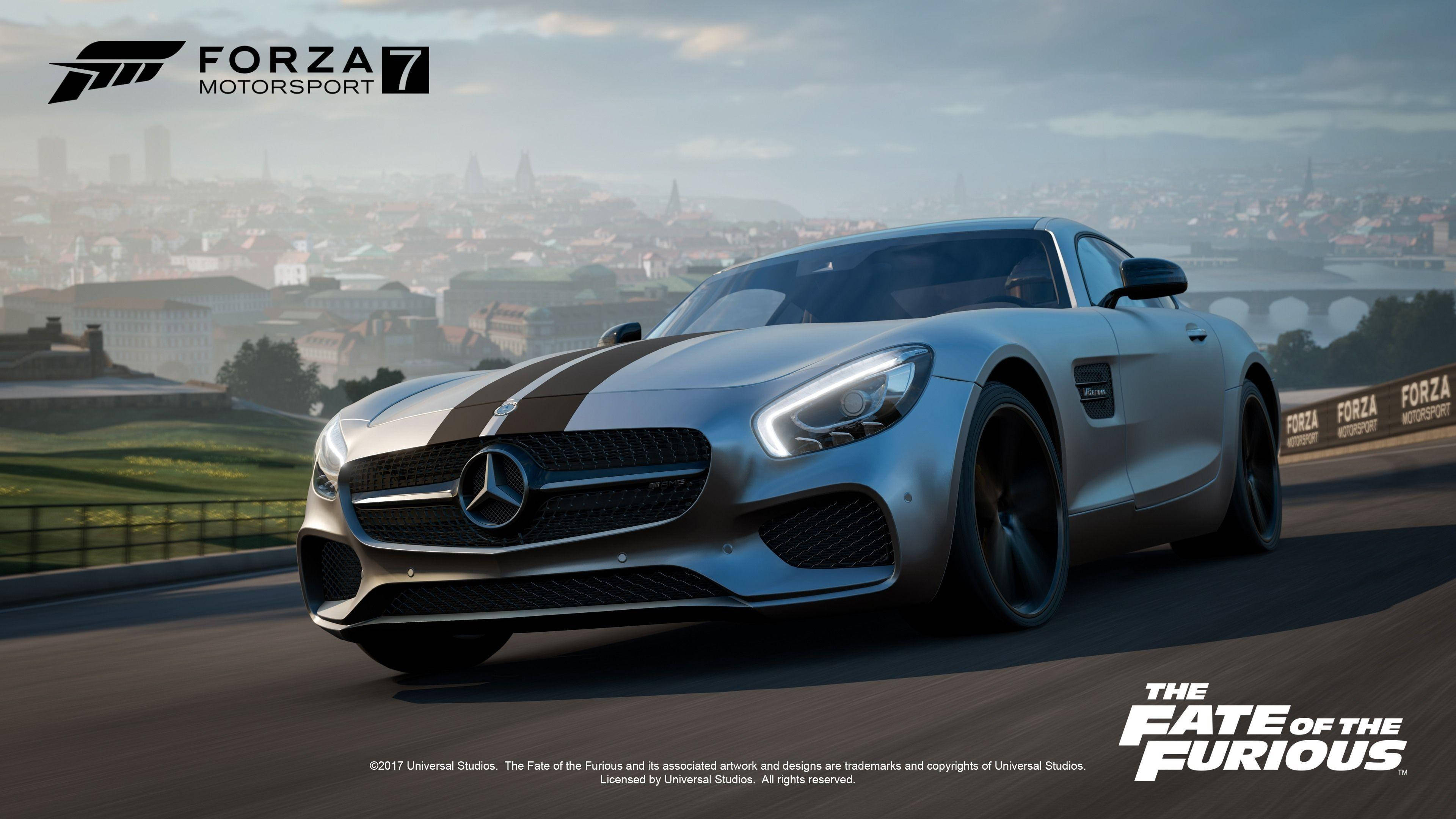 Forza Motorsport 7 2015梅賽德斯-AMG GT S 壁紙 — 一輛銀色 Mercedes-AMG GT S 在蜿蜒的道路上行駛，背景是朦朧的城市景觀和綠色山丘。