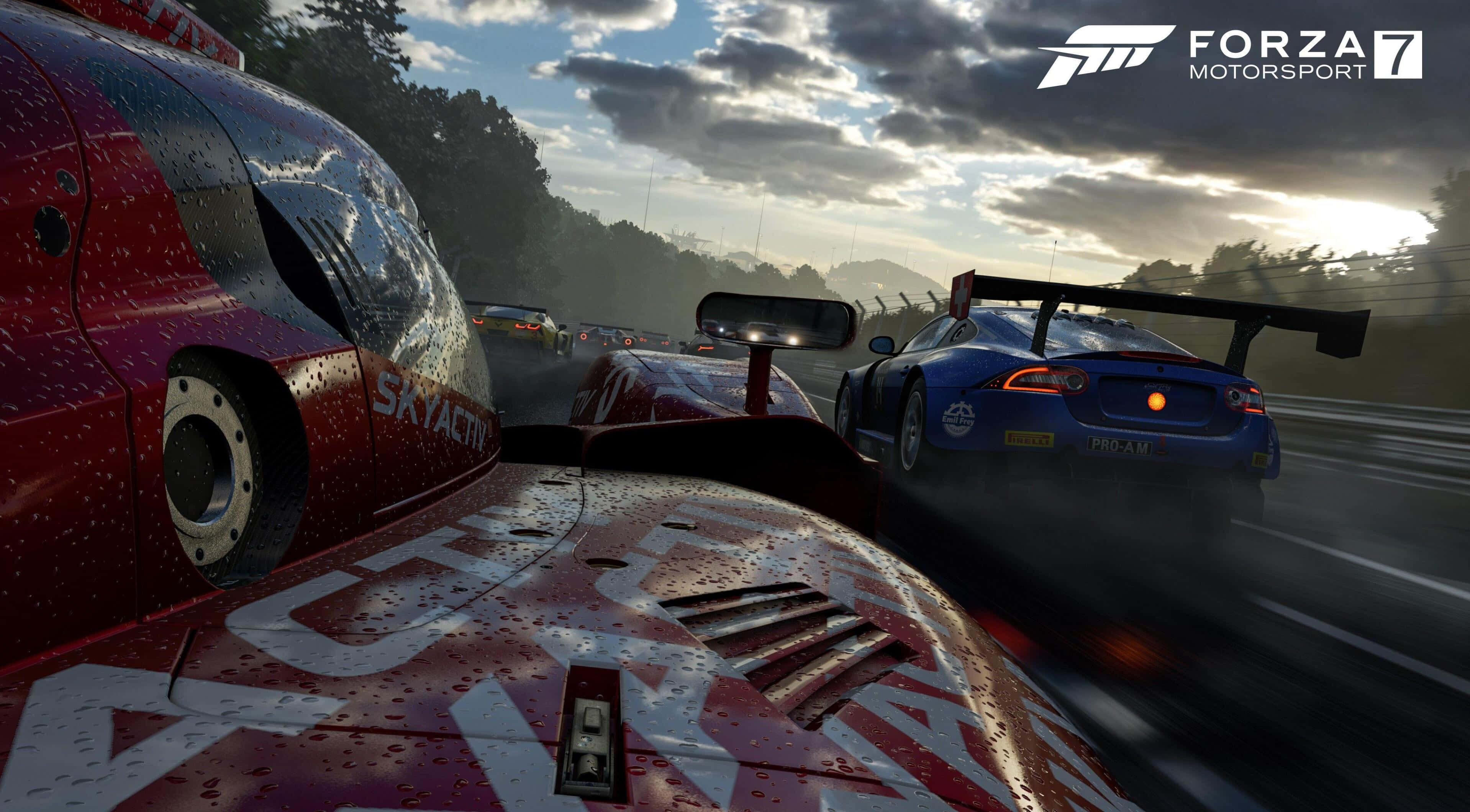 準備好迎接Forza Motorsport 7的賽車挑戰 壁紙 — 一輛紅色賽車帶著雨滴在潮濕的賽道上飛馳，一輛藍色跑車在多雲的天空下領先。