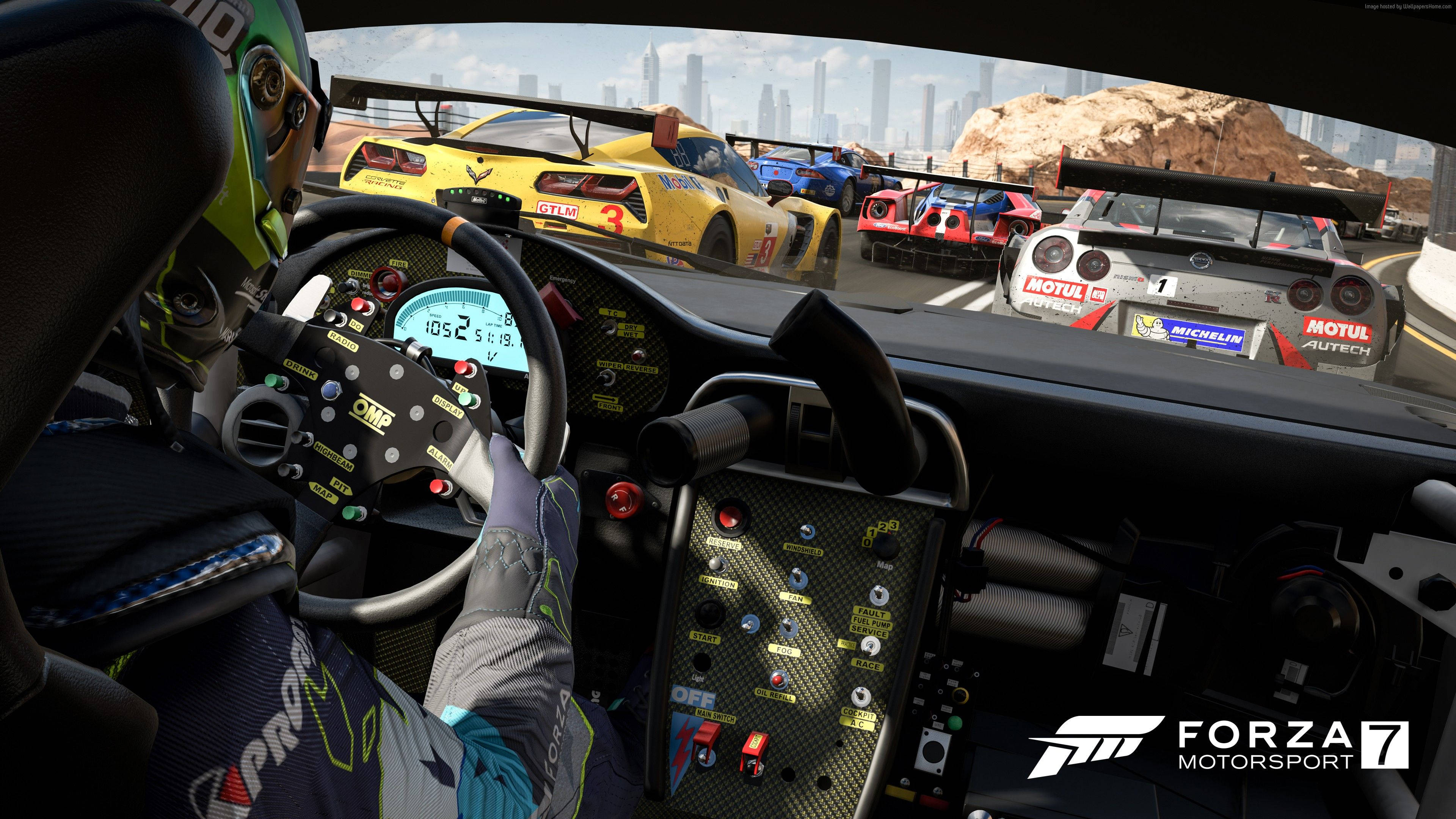 Forza Motorsport 7 賽車手視角 壁紙 — 《極限競速7》中賽車手駕駛艙的第一人稱視角，多輛賽車在蜿蜒的賽道上。