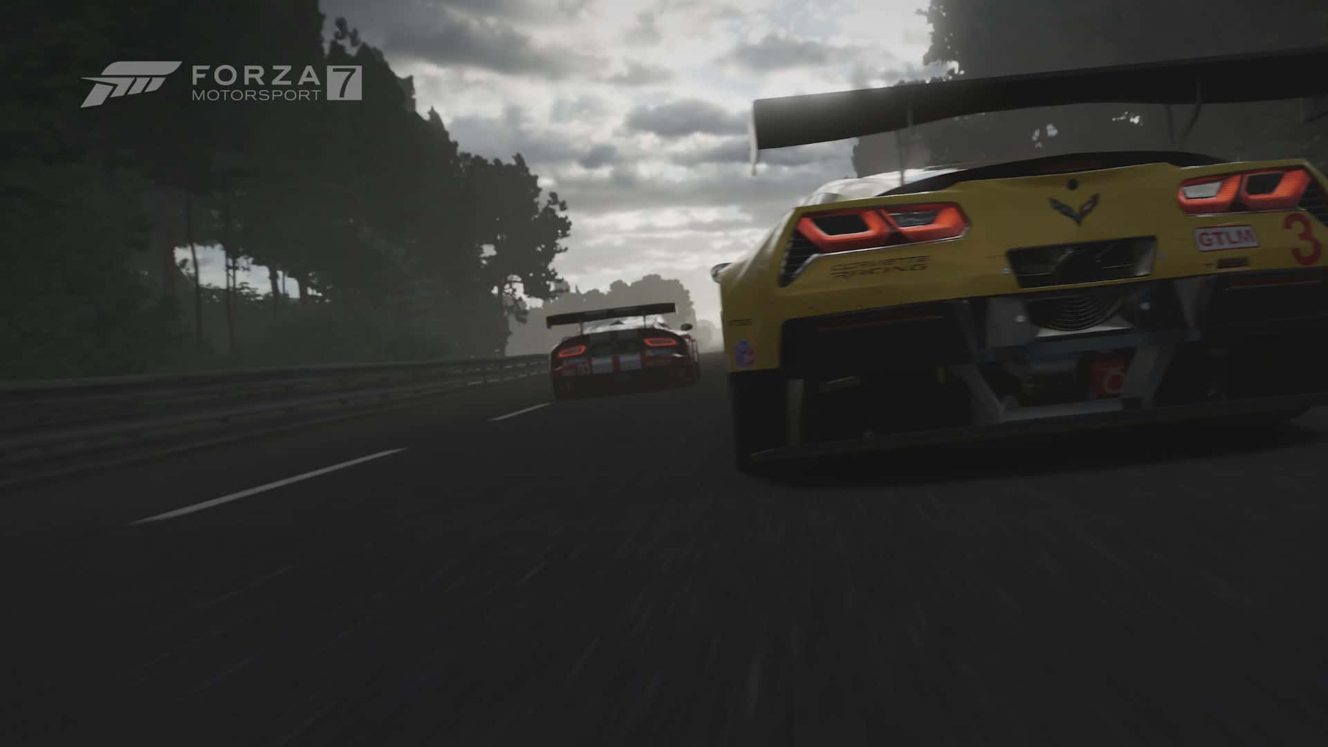 極致速度高畫質 - Forza Motorsport 7 賽道背景 壁紙 — 一輛黃色賽車（編號3）在潮濕的森林道路上疾馳，追逐另一輛車，天空多雲。