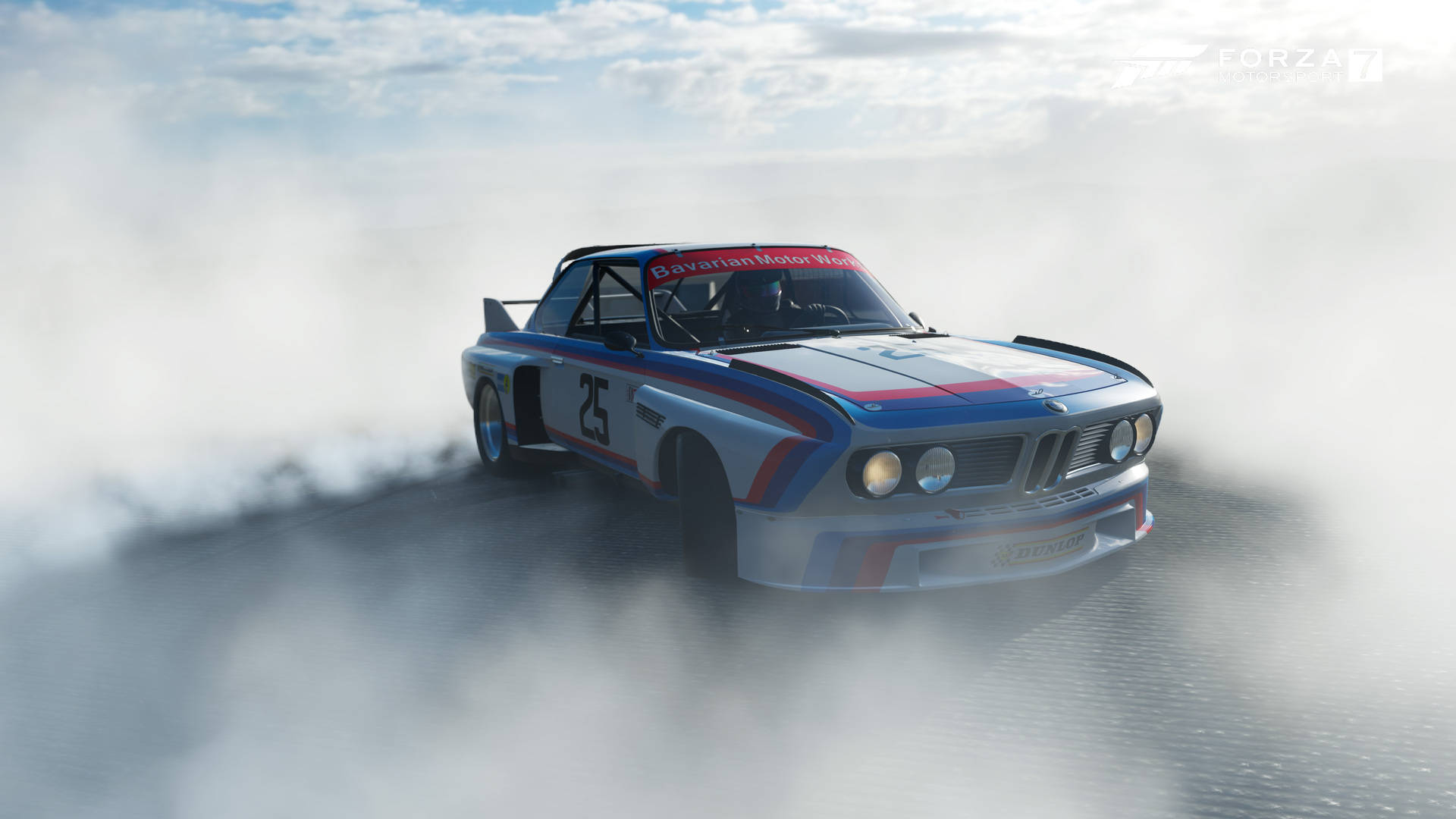Forza Motorsport 7 1976 BMW賽車漂移動作 壁紙 — 一輛藍白紅色的BMW賽車在多雲天空下的潮濕賽道上濃煙中飄移。