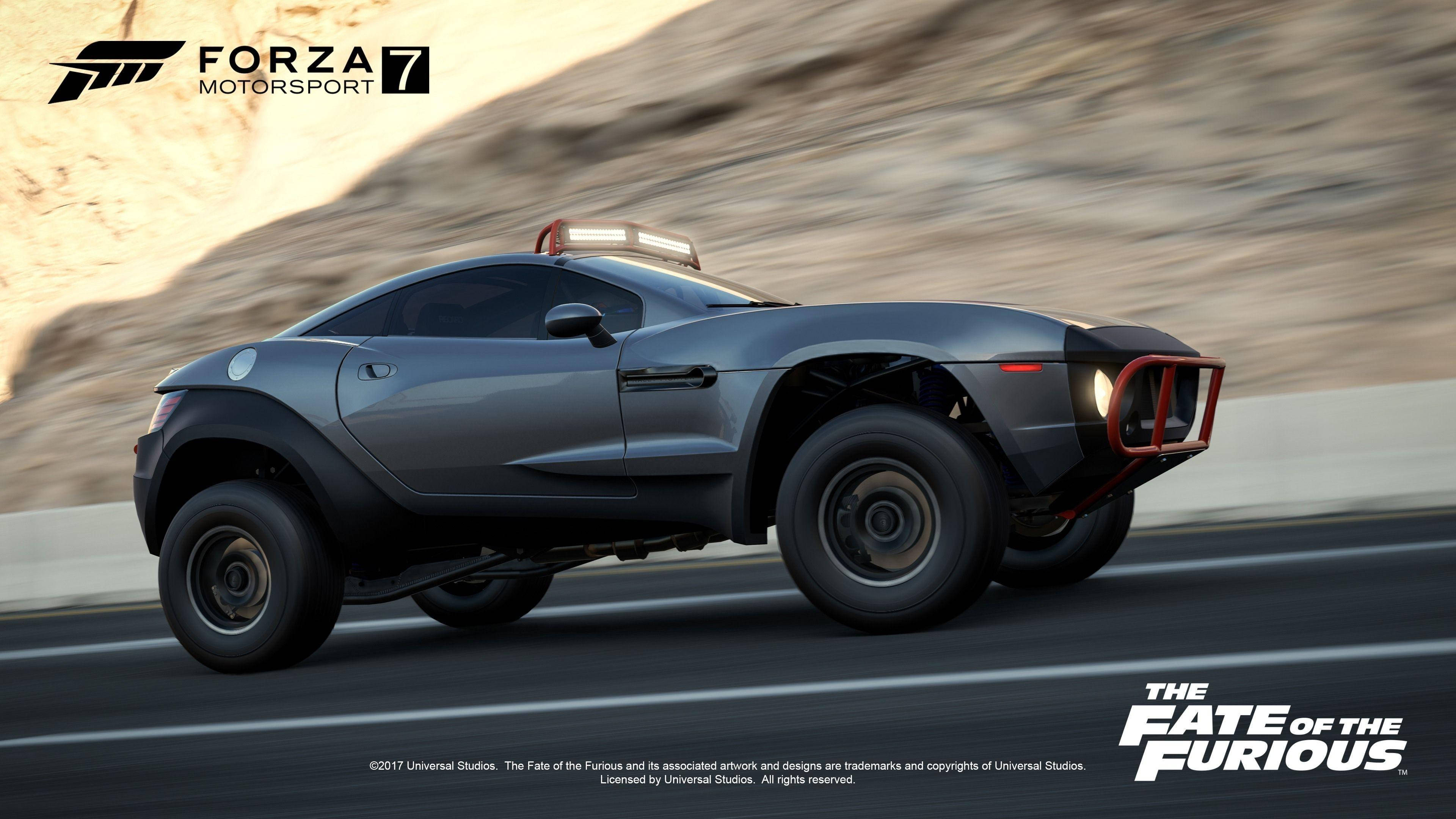 Forza Motorsport 7 - 2014 Local Motors Rally Fighter賽車體驗 壁紙 — 一輛帶有紅色點綴的灰色堅固跑車在明亮的日光下沿著沙漠高速公路飛馳。