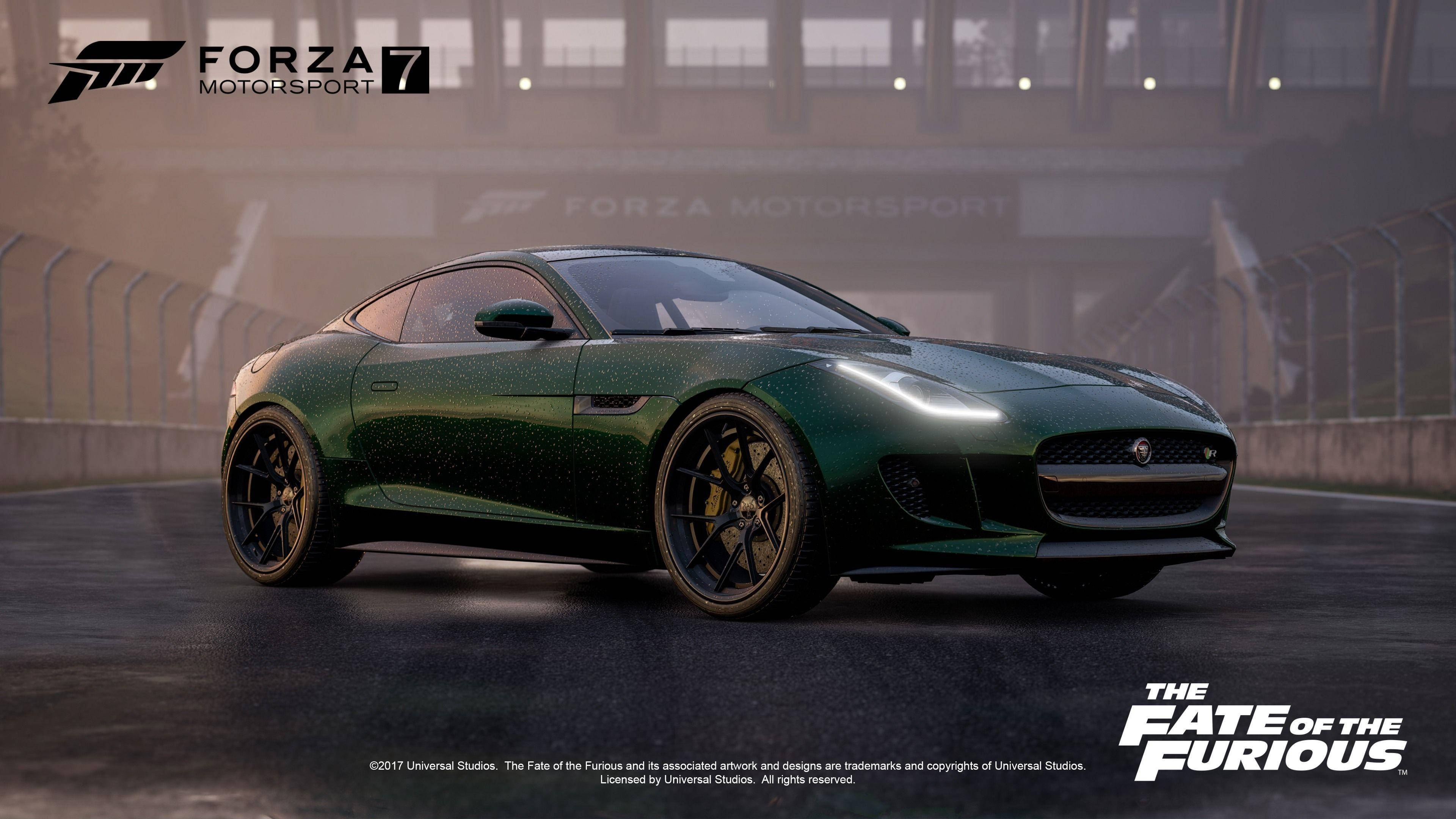 Forza Motorsport 7 2015捷豹F-Type R Coupe 壁紙 — 一輛時尚的綠色Jaguar F-Type跑車在潮濕的賽道上滑行，天空朦朧黃昏，可見'Forza Motorsport 7'和'The Fate of the Furious'品牌標誌。