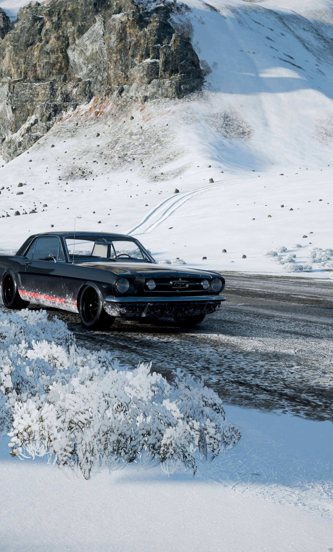 雪山路上的黑色經典汽車，結霜灌木和岩石峭壁。