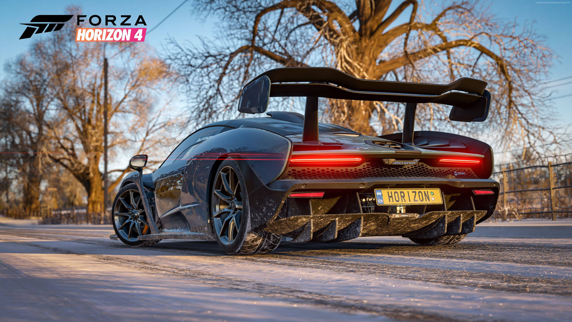 黑色McLaren跑車停泊在雪路上，周圍是光禿禿的樹木，夕陽西下。