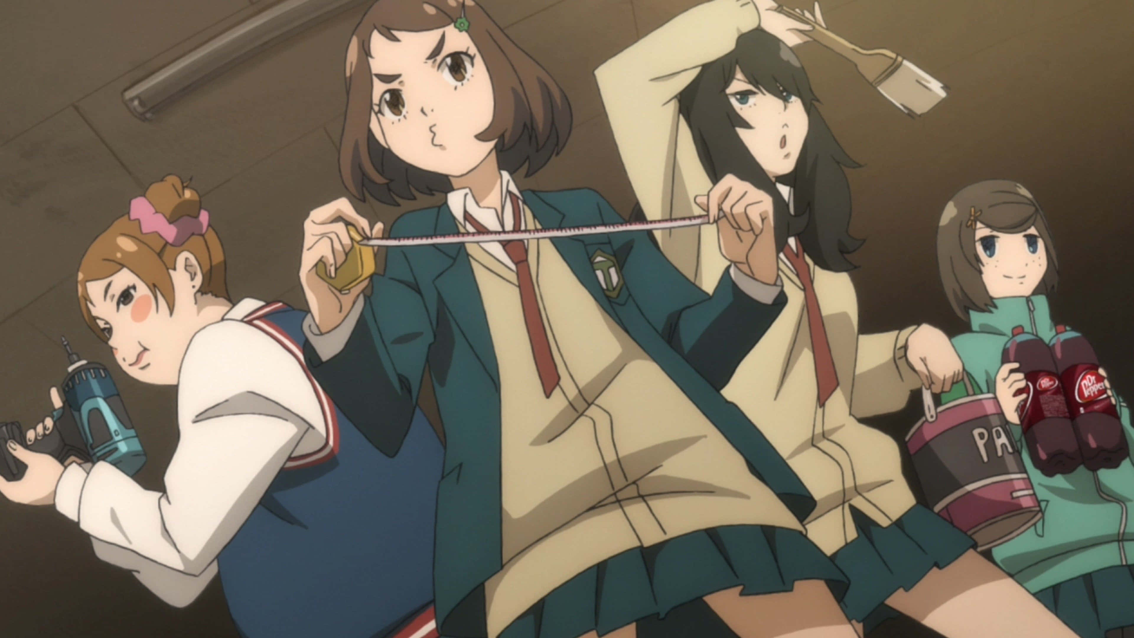 Flcl Alternative 桌布 壁紙 — 四個動畫女學生穿著校服，在昏暗的房間裡使用工具和汽水罐，並有電鑽和捲尺。