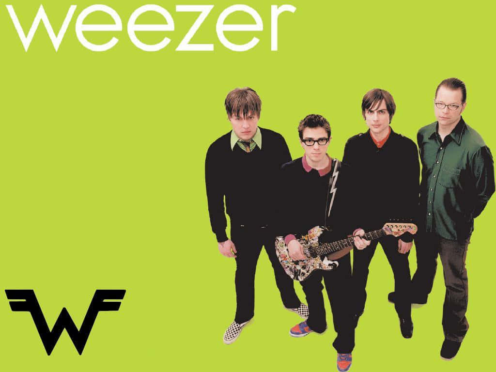  壁紙 — 四位樂隊成員站在明亮的青檸綠色背景前，並突出顯示「Weezer」字樣和標誌。