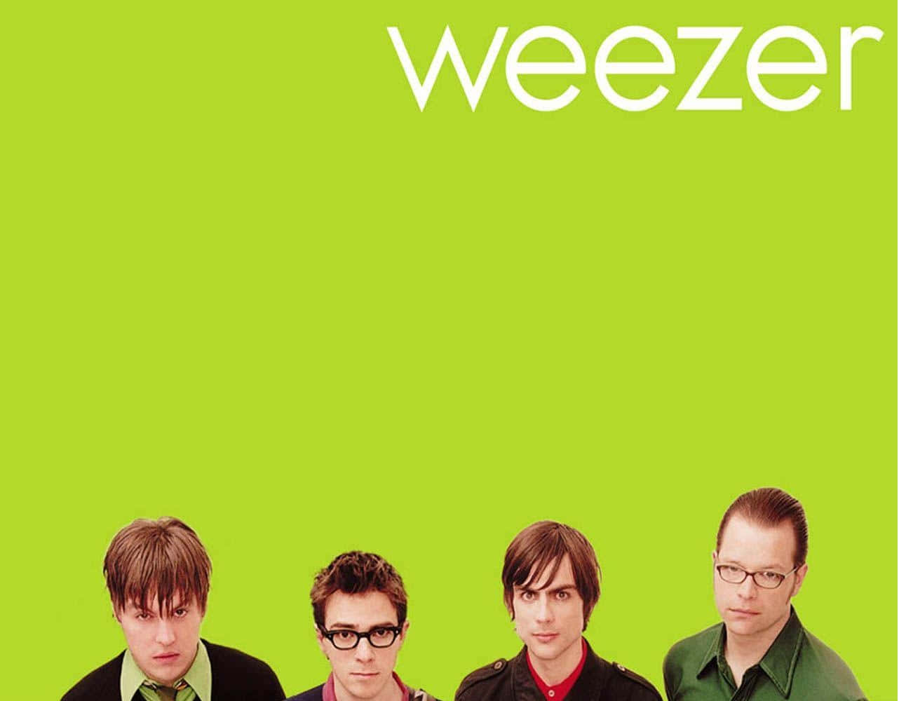 壁紙 — 四位樂隊成員在明亮的青檸綠色背景上直視觀眾，上方有 'Weezer' 文字。